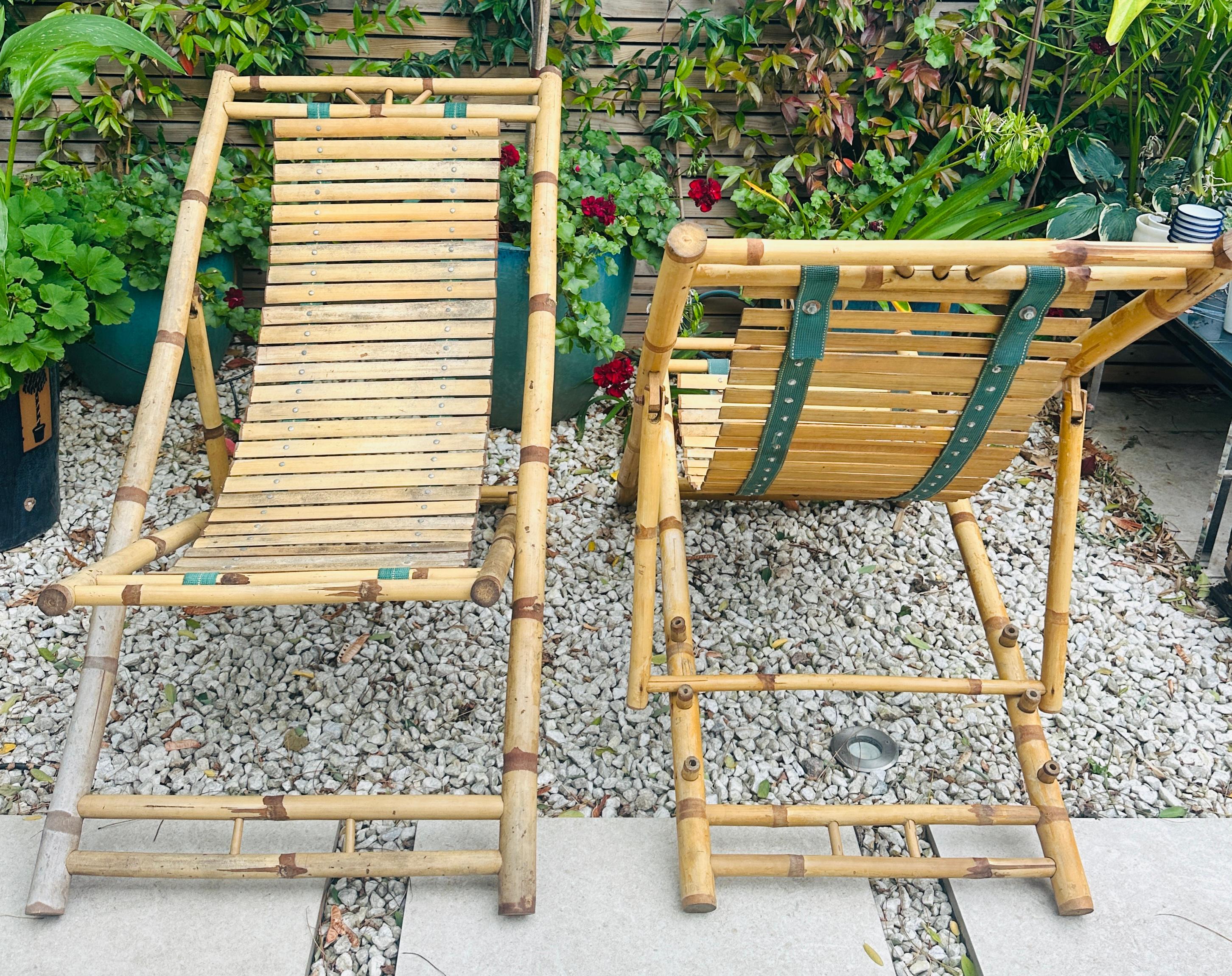 Paar rustikale italienische goldene Bambus-Liegestühle oder Sonnenliegen aus den 1980er Jahren im Zustand „Starke Gebrauchsspuren“ im Angebot in London, England
