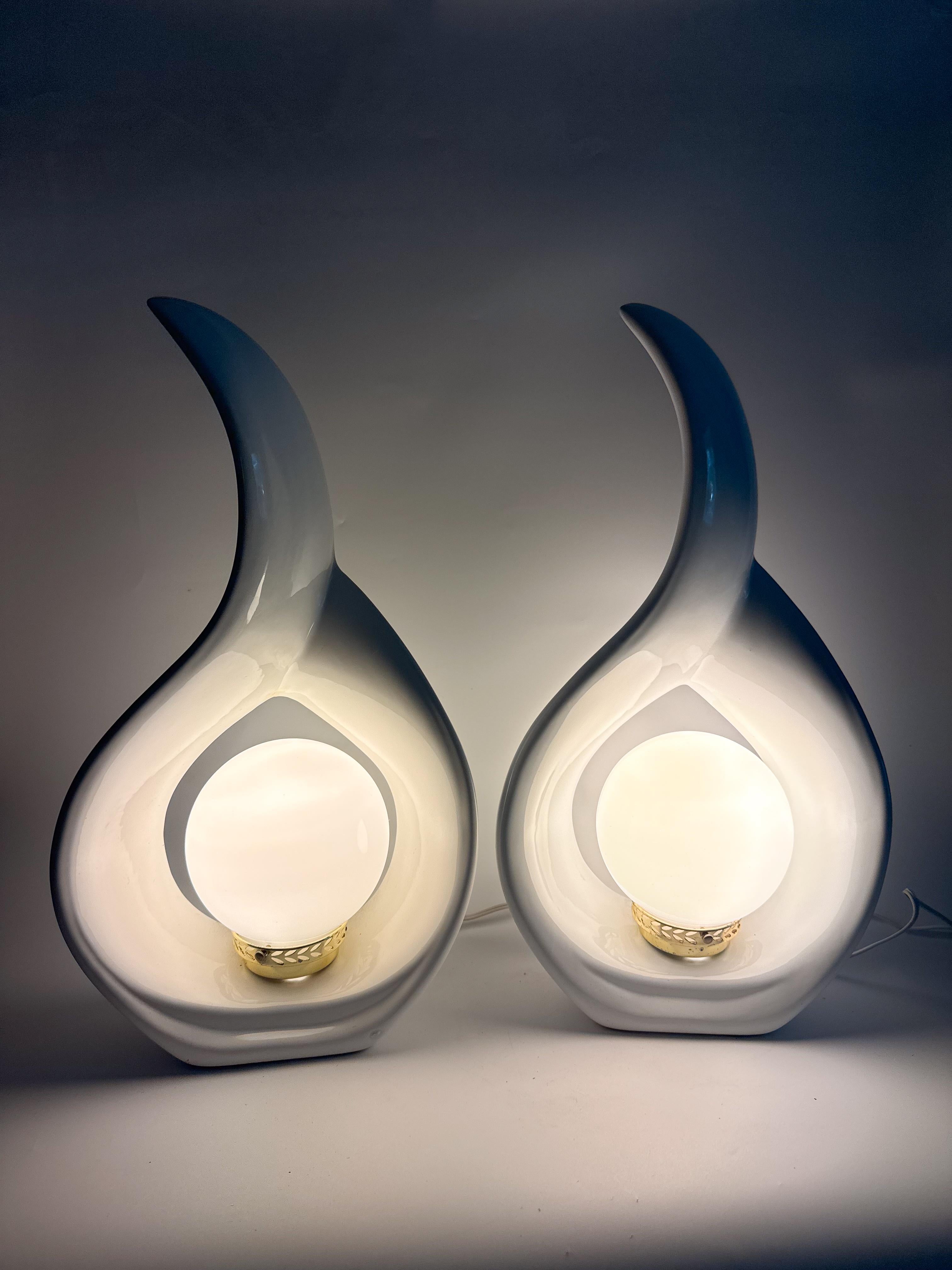 Paire de lampes sculpturales des années 1980 en céramique blanche avec orbe de lumière By Vintage en vente 2