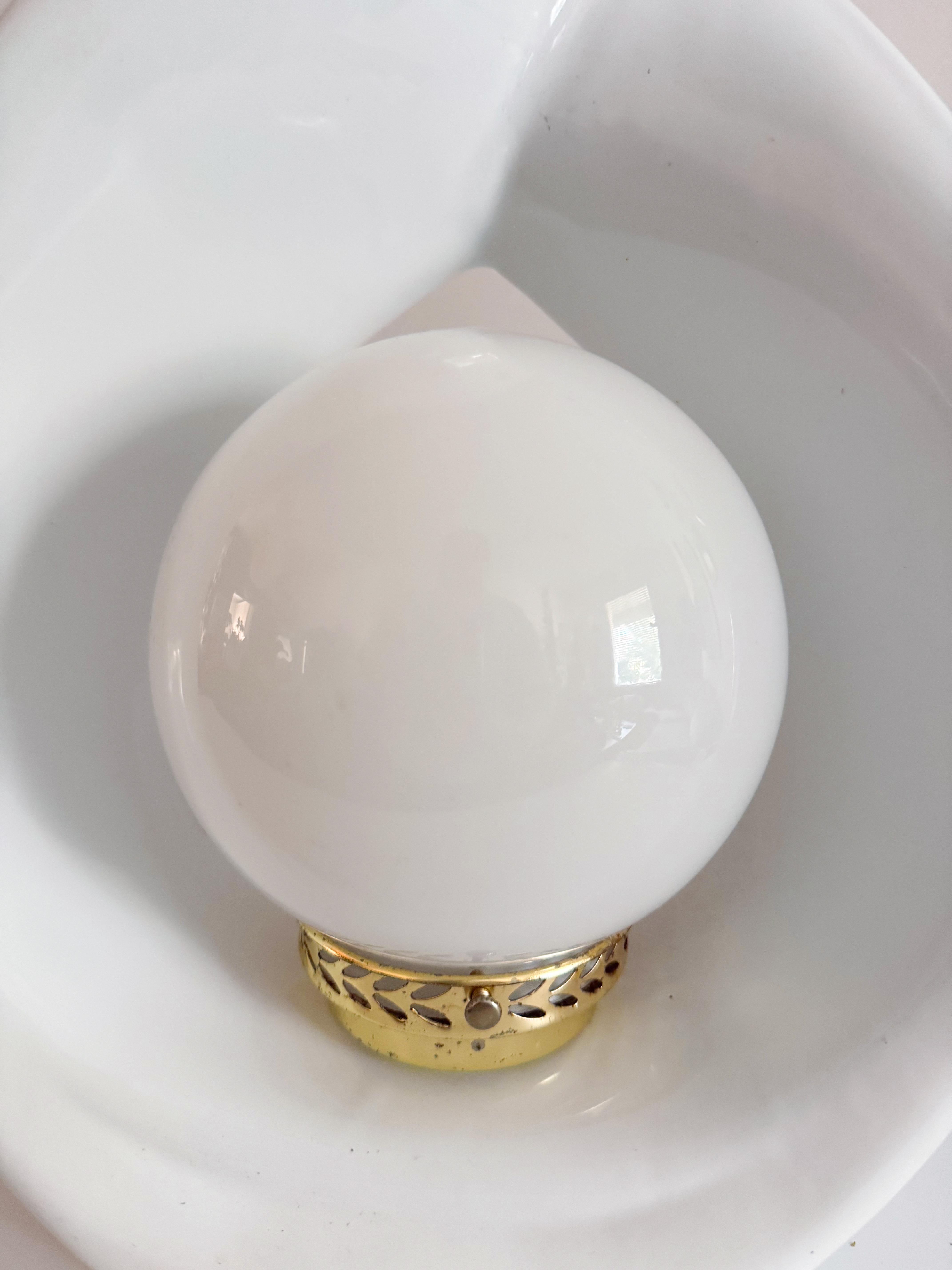Art déco Paire de lampes sculpturales des années 1980 en céramique blanche avec orbe de lumière By Vintage en vente