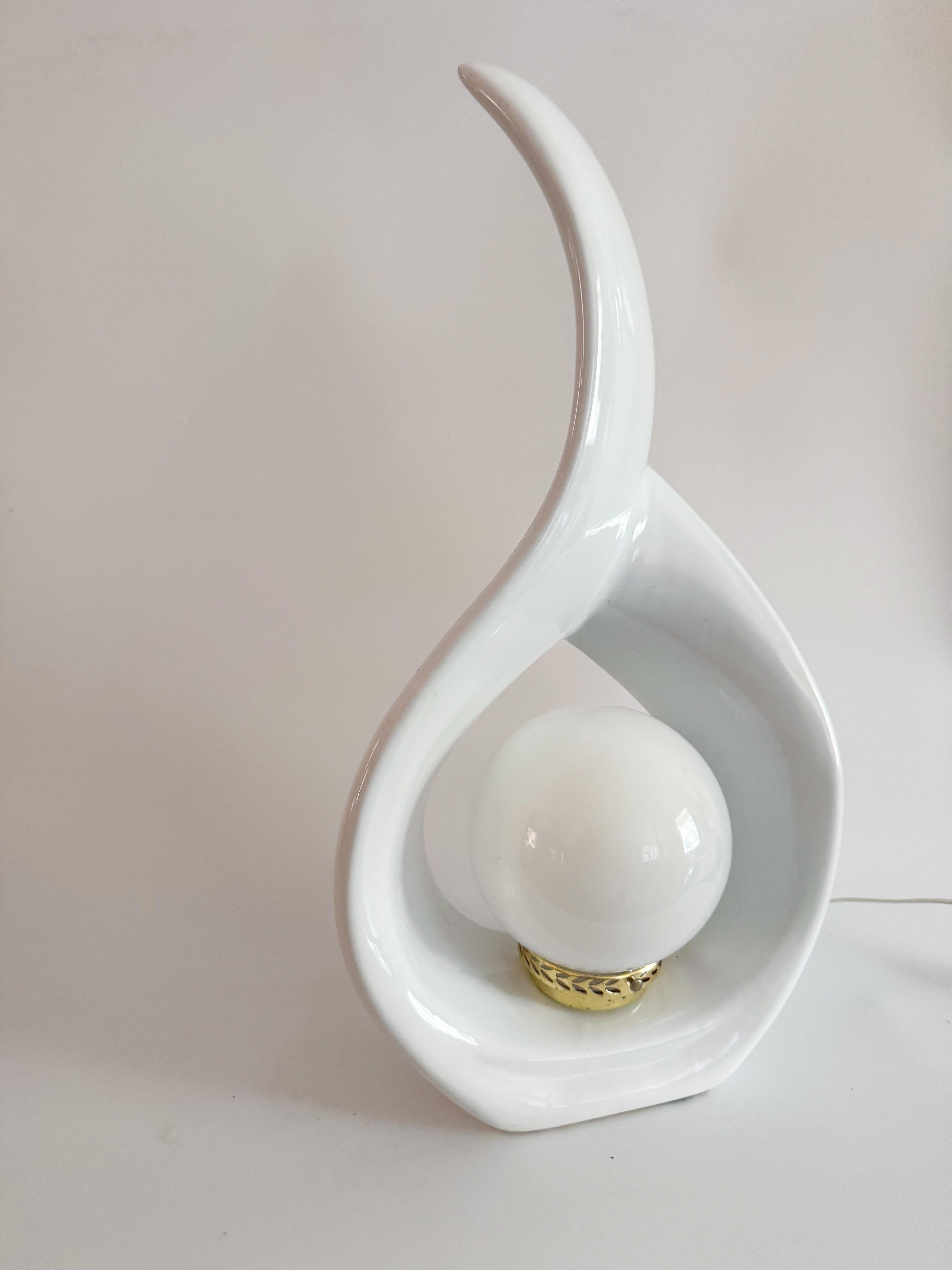 Canadien Paire de lampes sculpturales des années 1980 en céramique blanche avec orbe de lumière By Vintage en vente