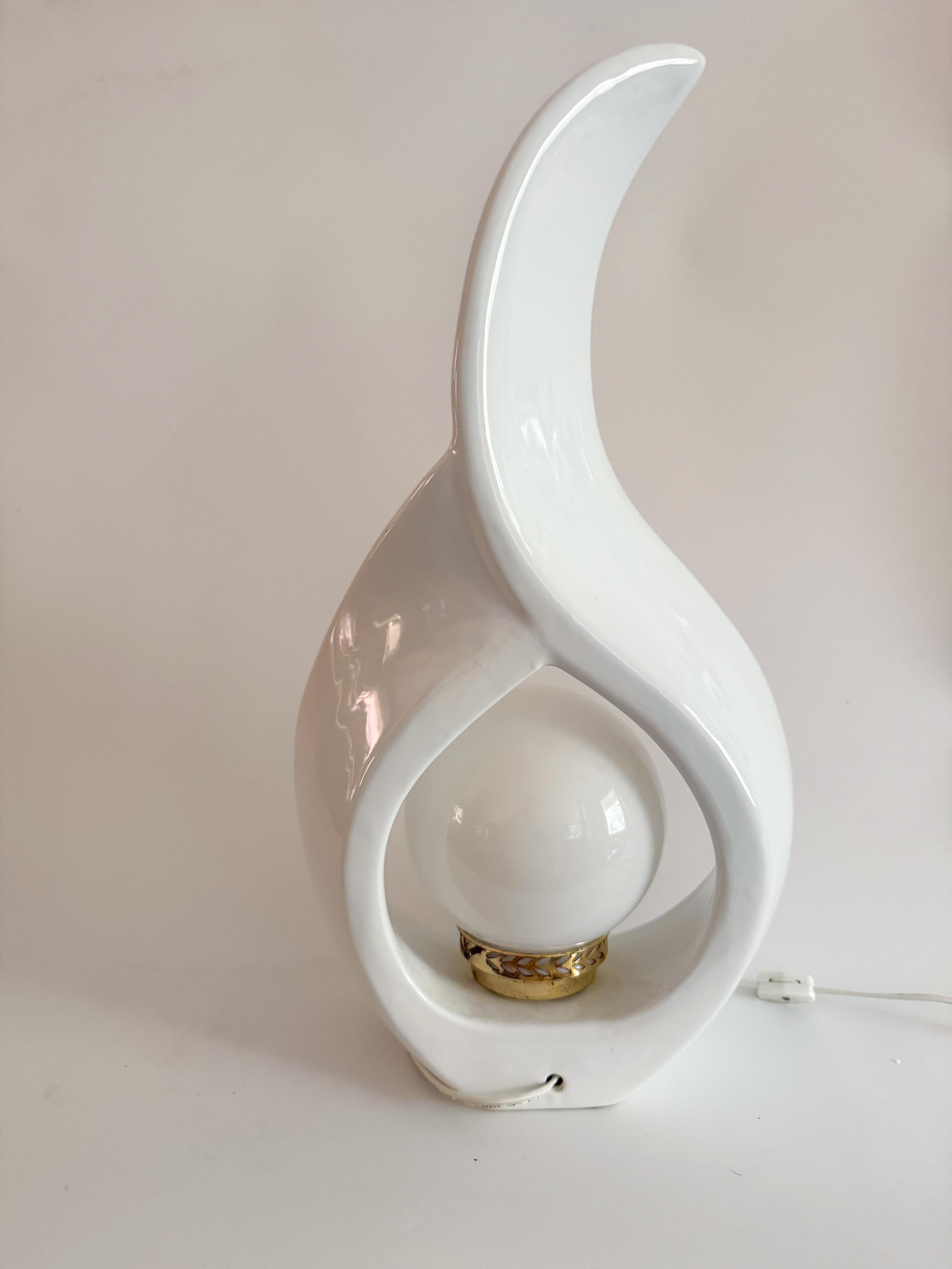 Vernissé Paire de lampes sculpturales des années 1980 en céramique blanche avec orbe de lumière By Vintage en vente