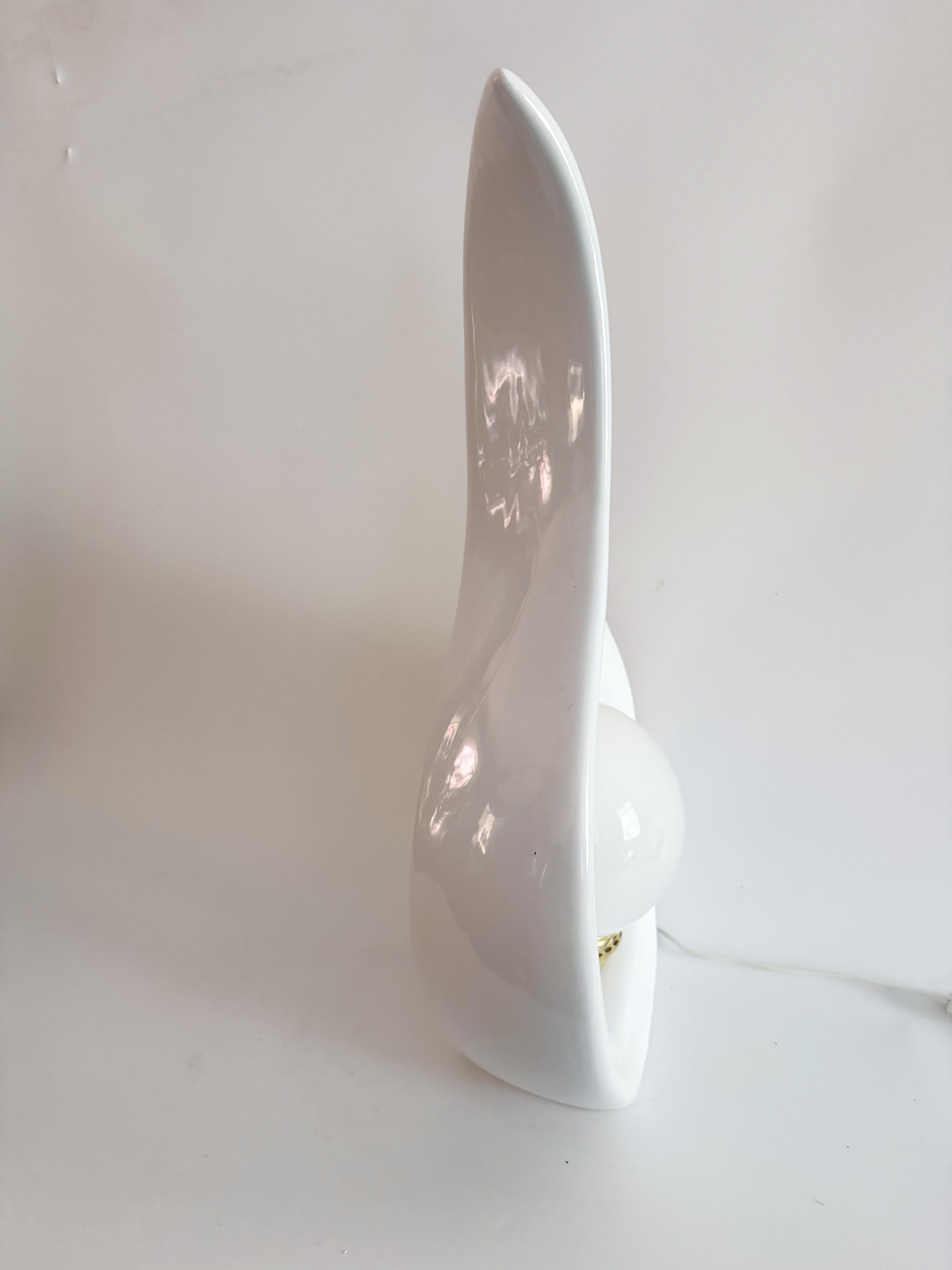 Paire de lampes sculpturales des années 1980 en céramique blanche avec orbe de lumière By Vintage Bon état - En vente à Toronto, CA