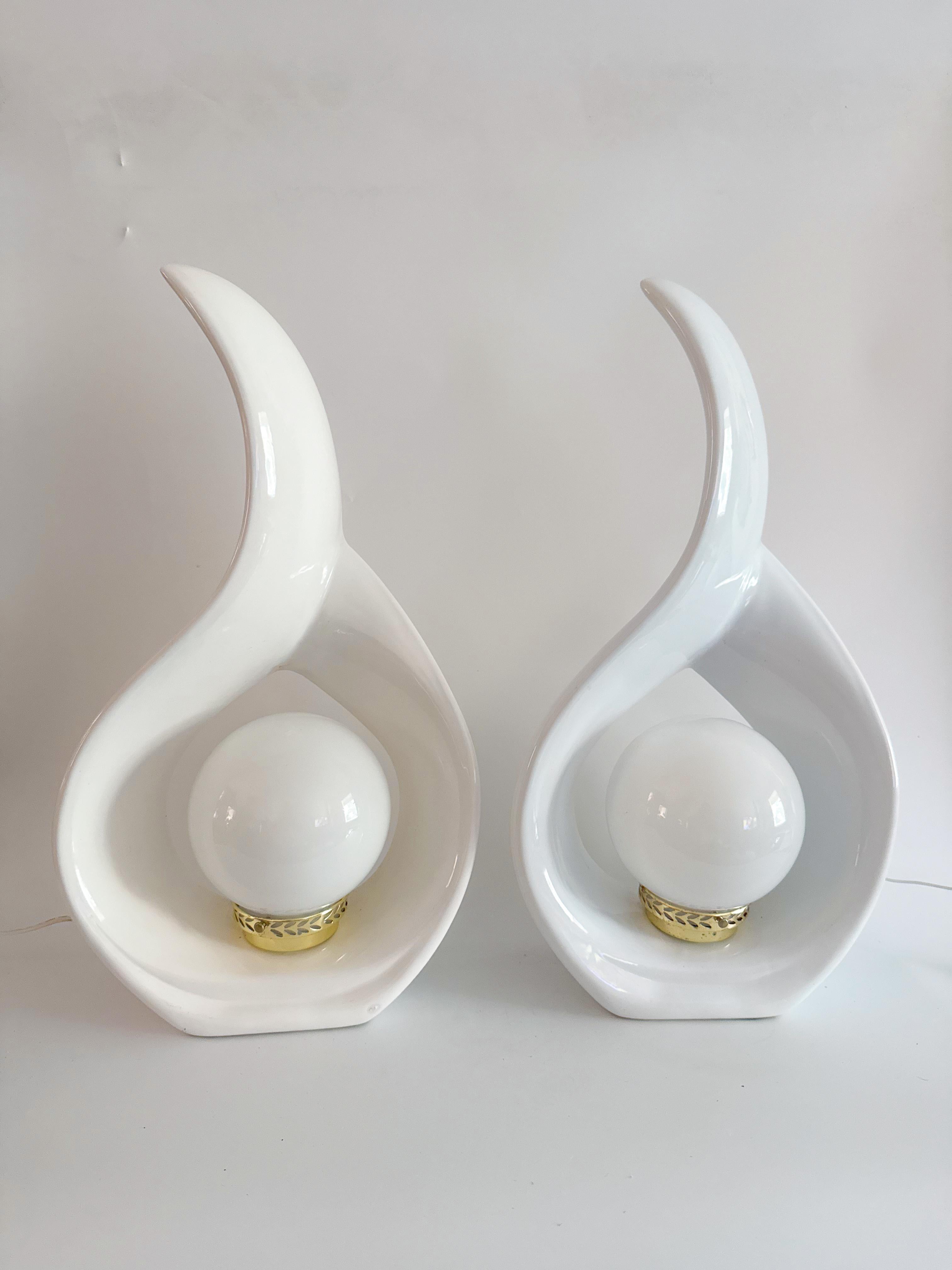 Céramique Paire de lampes sculpturales des années 1980 en céramique blanche avec orbe de lumière By Vintage en vente