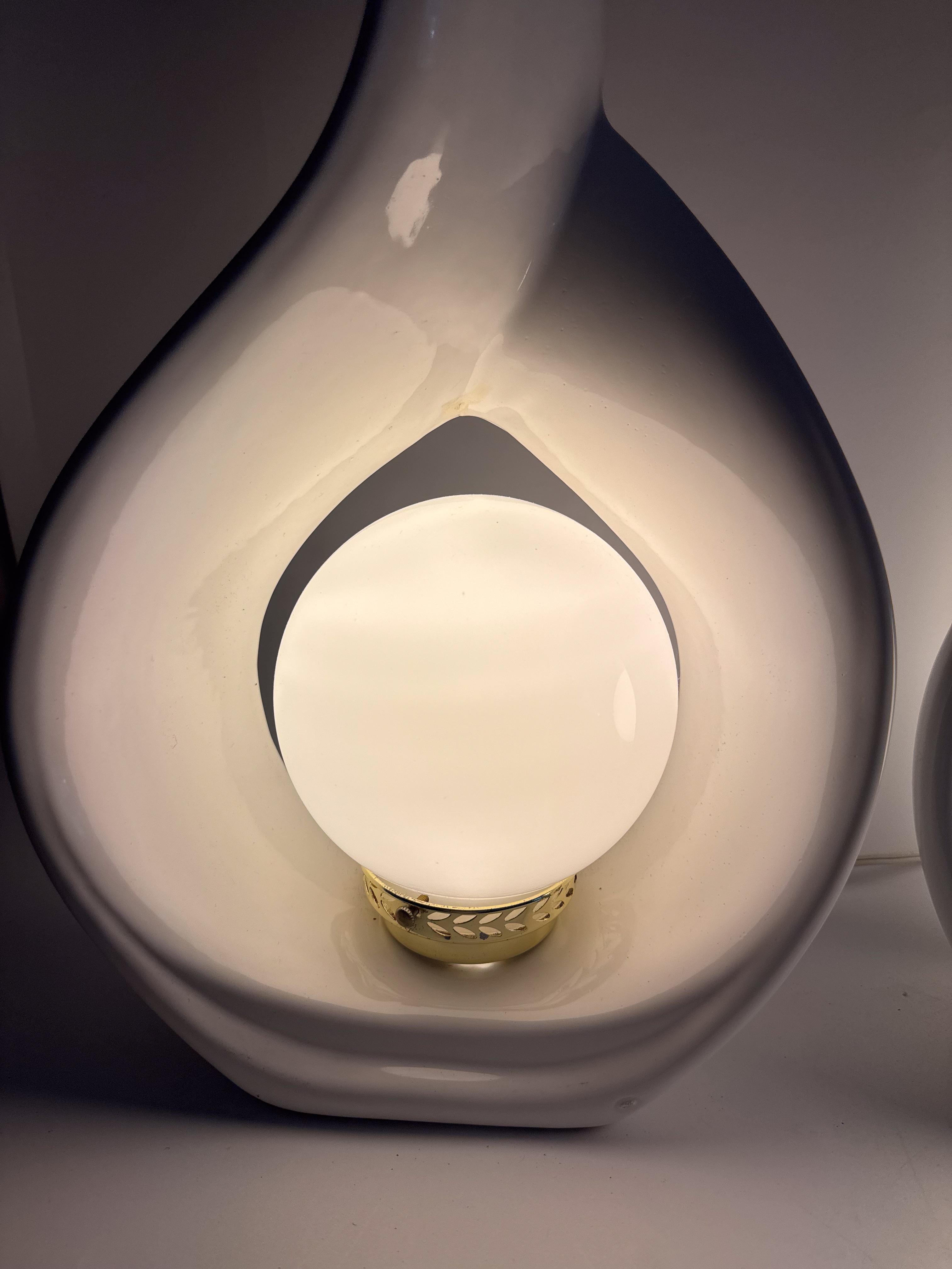 Paire de lampes sculpturales des années 1980 en céramique blanche avec orbe de lumière By Vintage en vente 1