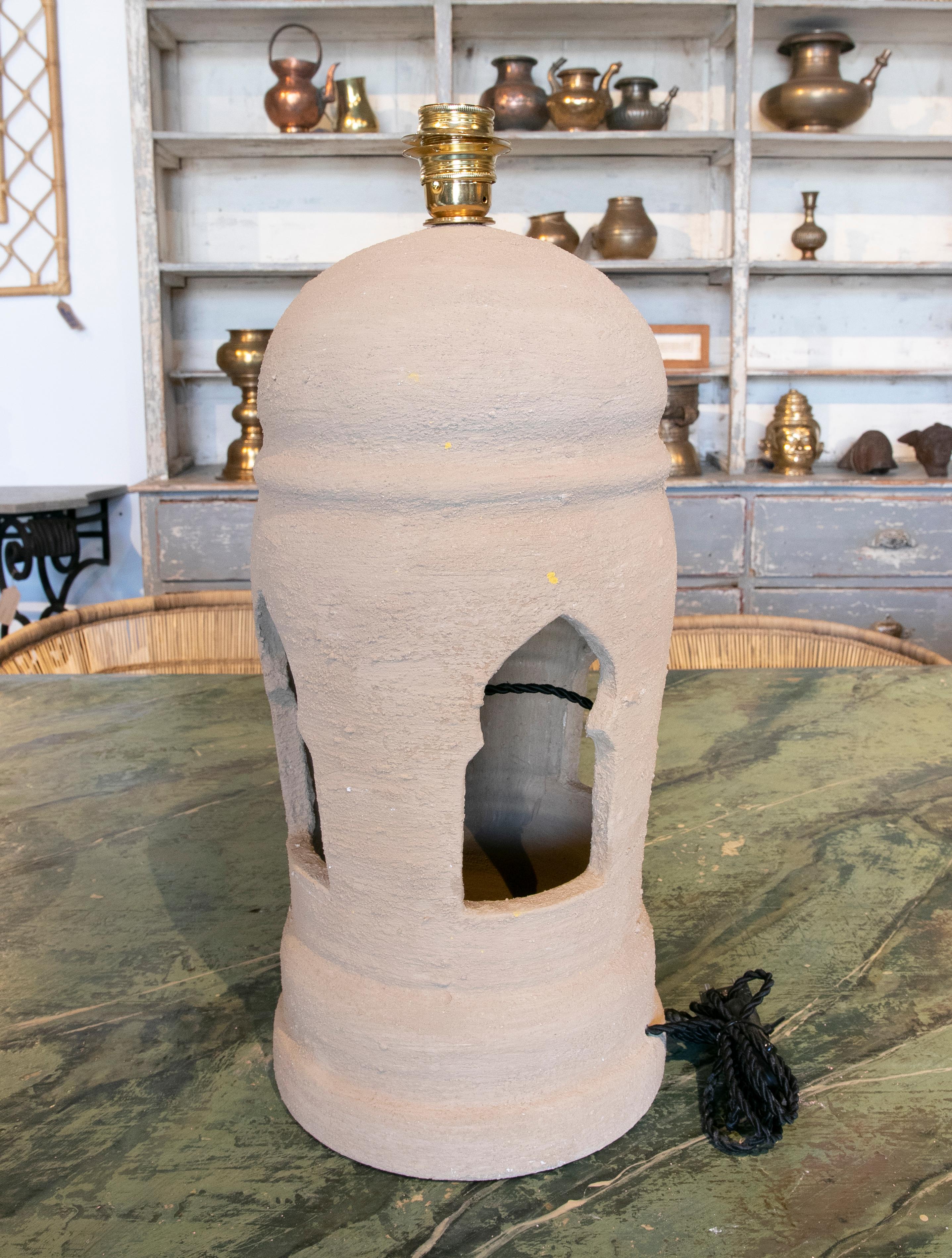 Spanische handgefertigte beige Keramik-Tischlampen aus den 1980er Jahren, Paar im Zustand „Gut“ im Angebot in Marbella, ES
