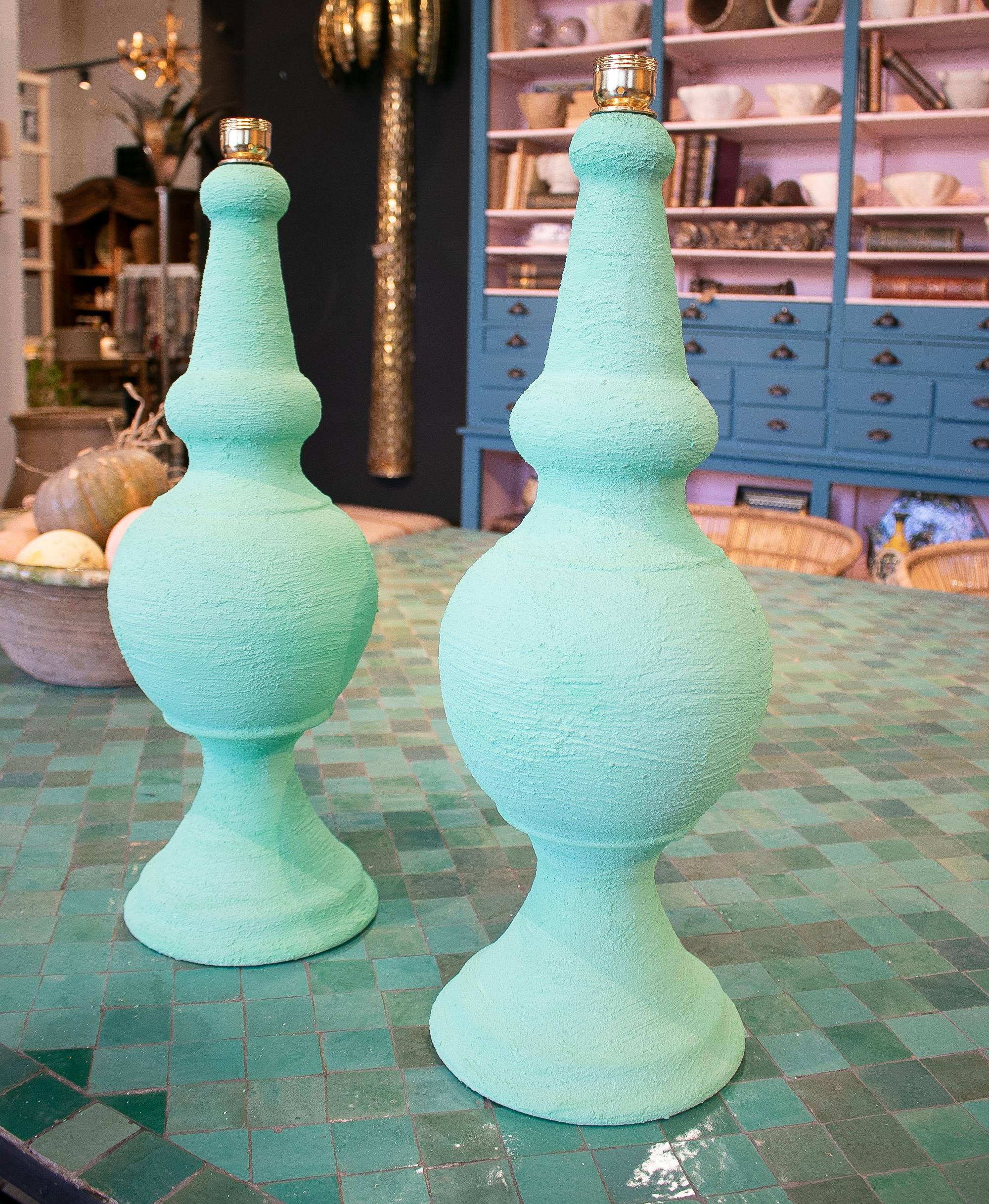 Paire de lampes de table vintage en céramique verte fabriquée à la main en Espagne dans les années 1980, avec des composants électriques neufs.