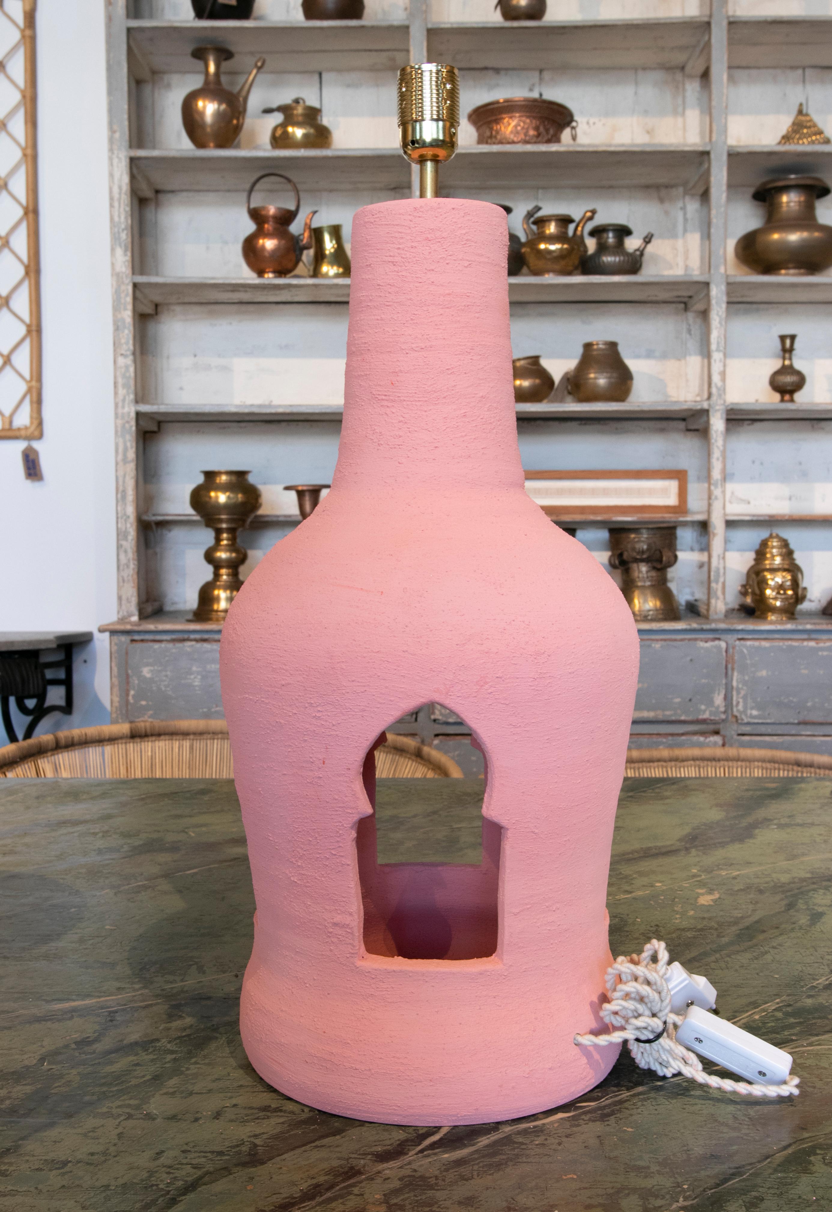 20ième siècle Paire de lampes de bureau espagnoles des années 1980 en céramique peinte en rose, fabriquées à la main en vente