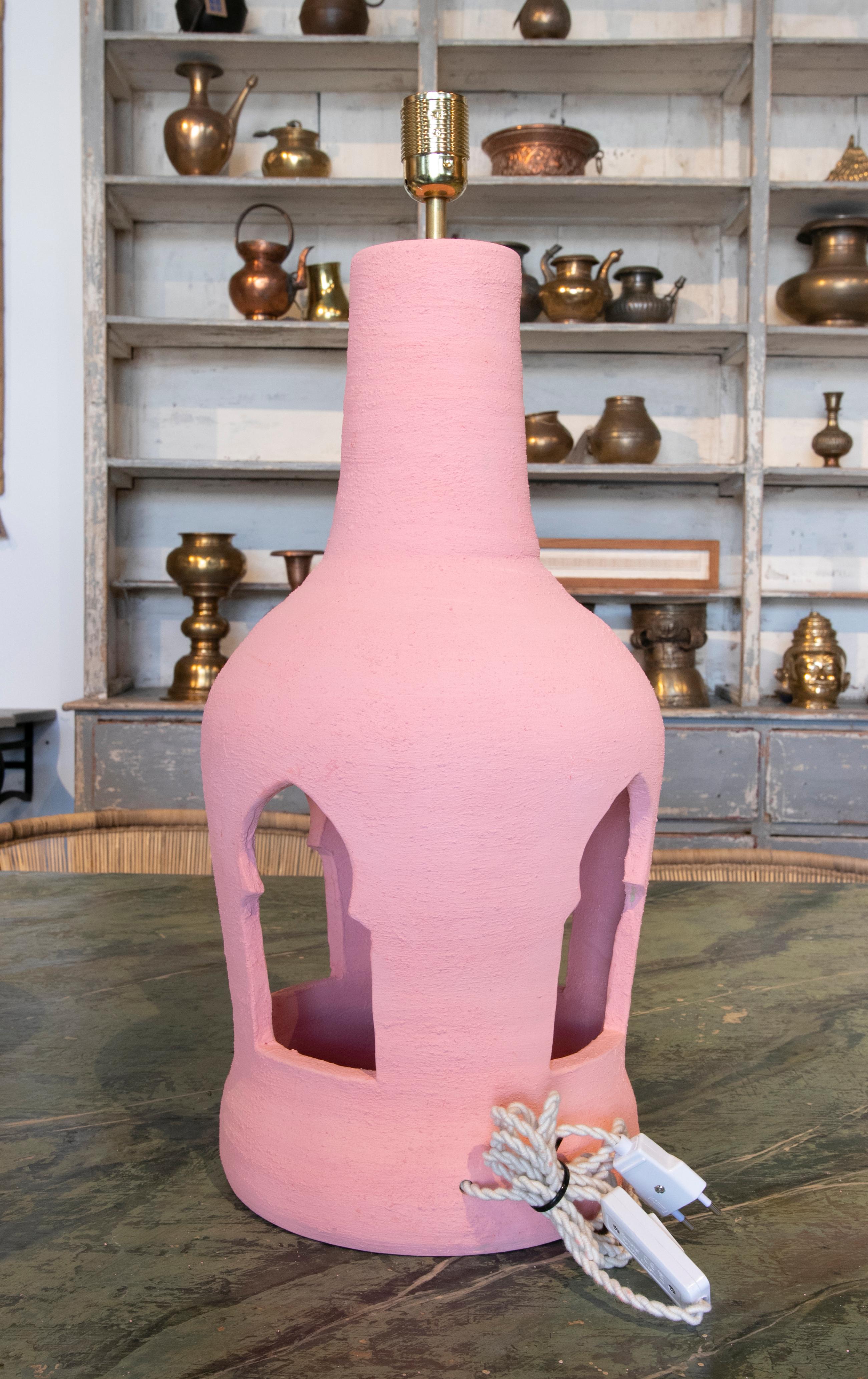 Céramique Paire de lampes de bureau espagnoles des années 1980 en céramique peinte en rose, fabriquées à la main en vente