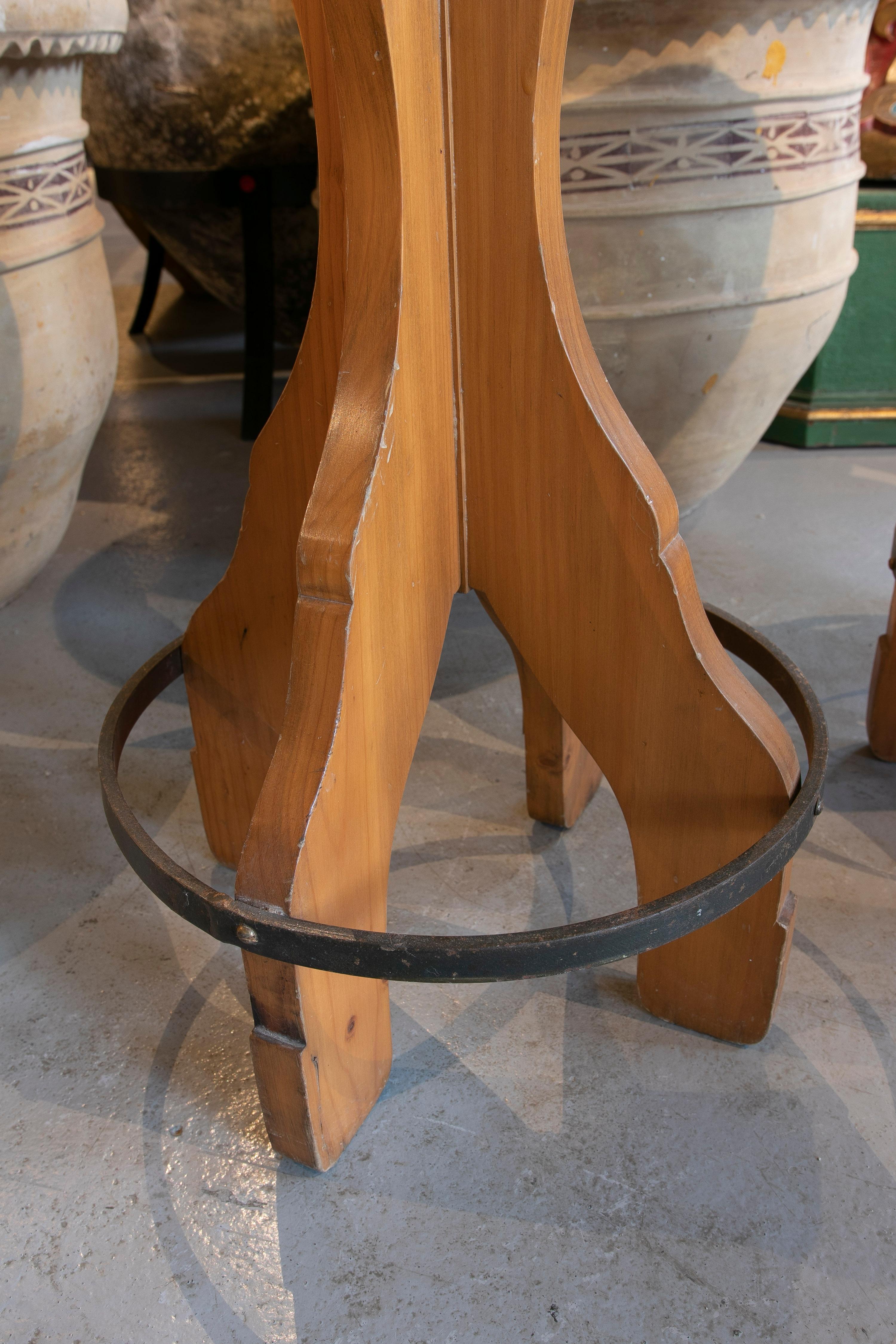 Paire de tabourets espagnols en bois des années 1980 avec sièges rembourrés en sarcelle en vente 3