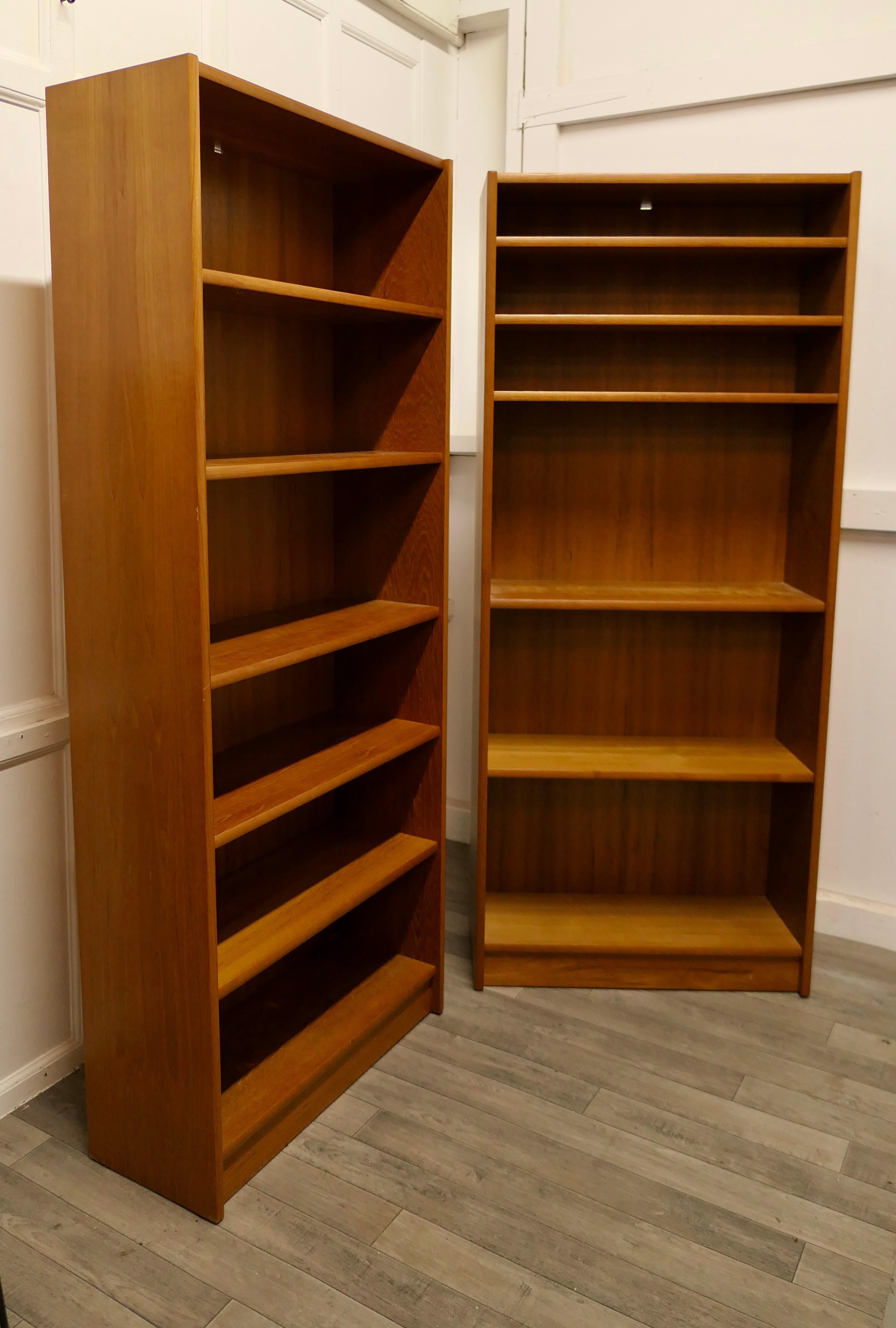 Pair of 1980s Vintage Tall Open Book Cases in Teak Finish In Good Condition For Sale In Chillerton, Isle of Wight