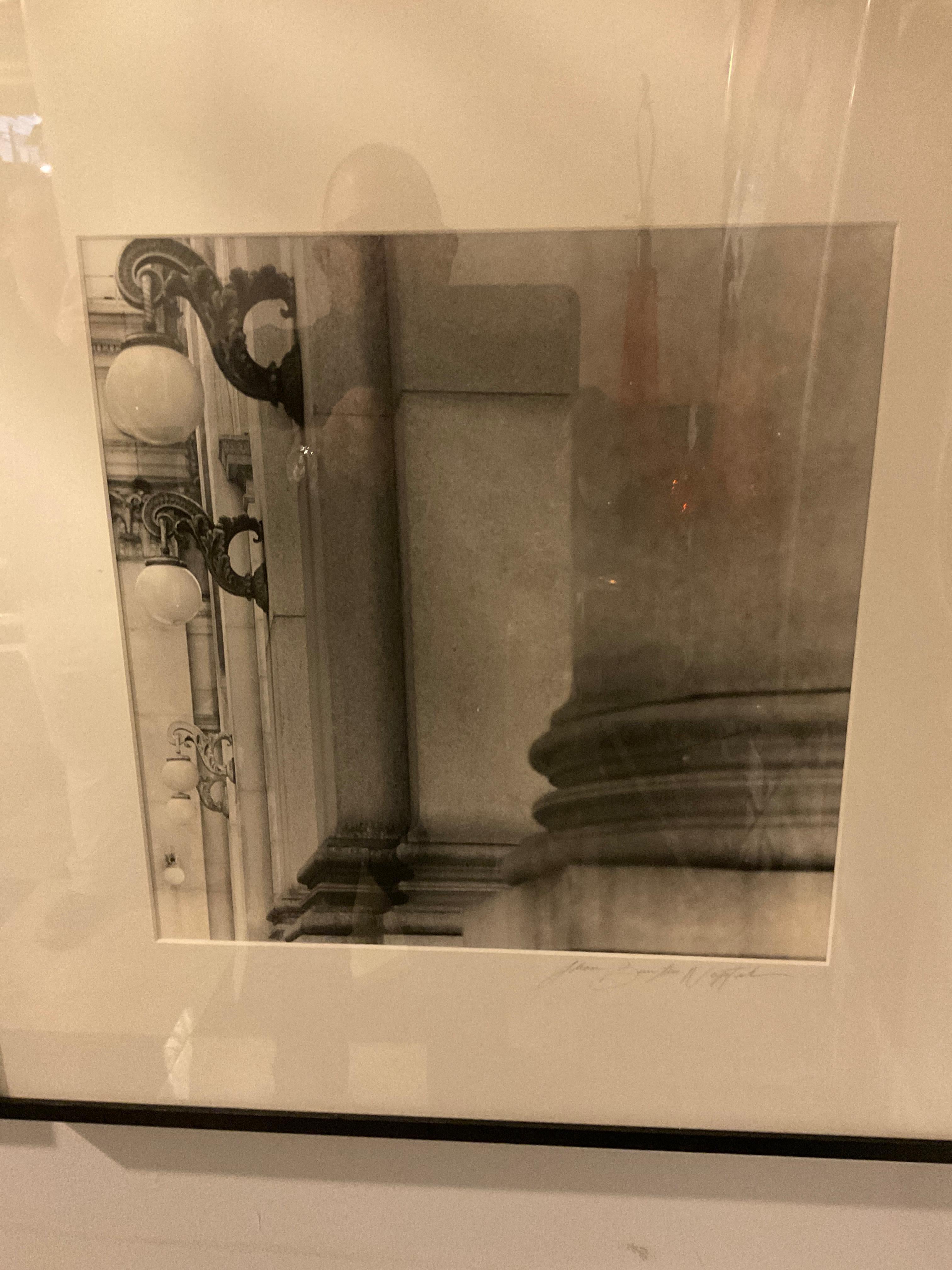 Papier Paire de colonnes d'hôtel de ville des années 1990 en noir et blanc  Photographies de Naprstek  en vente