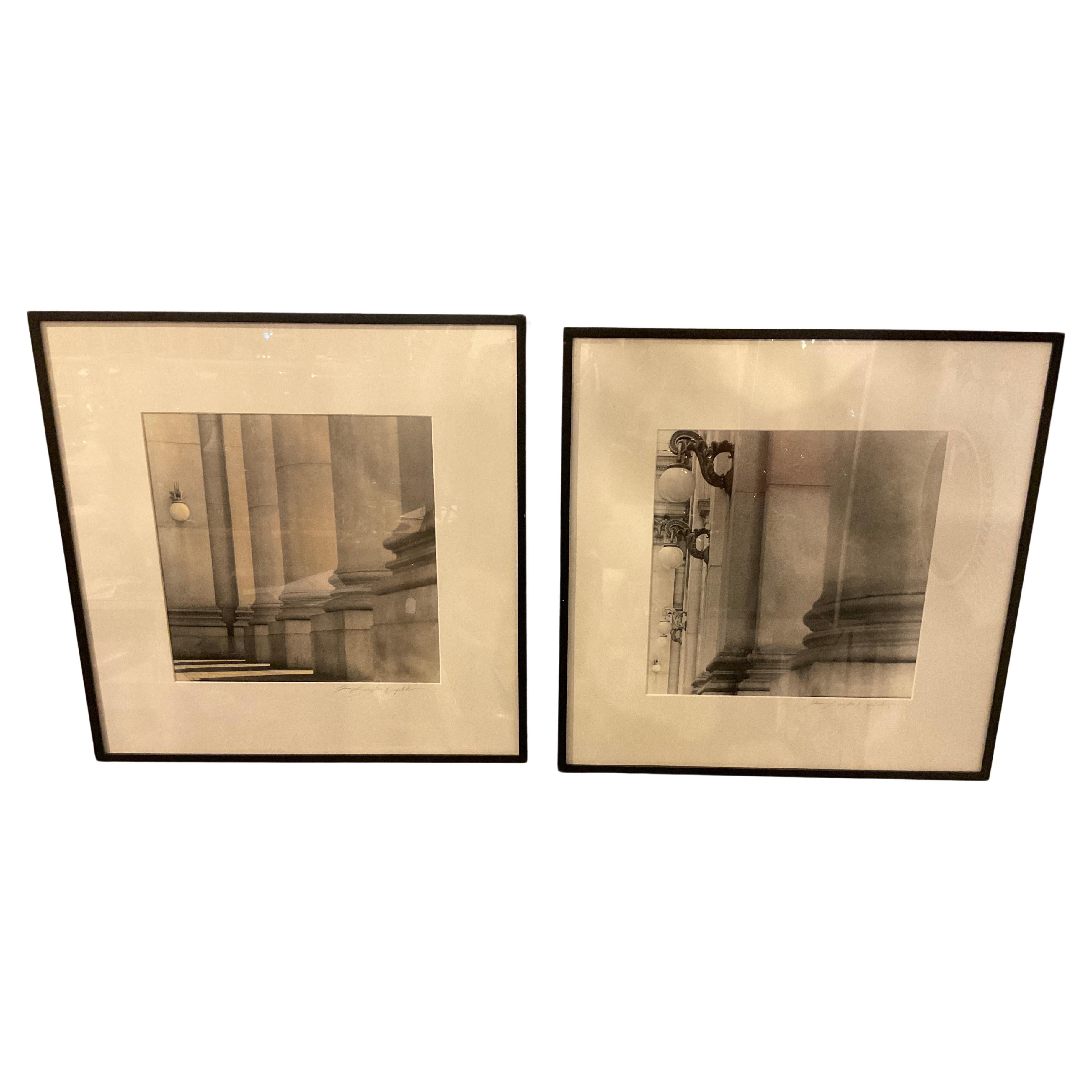 Paire de colonnes d'hôtel de ville des années 1990 en noir et blanc  Photographies de Naprstek  en vente