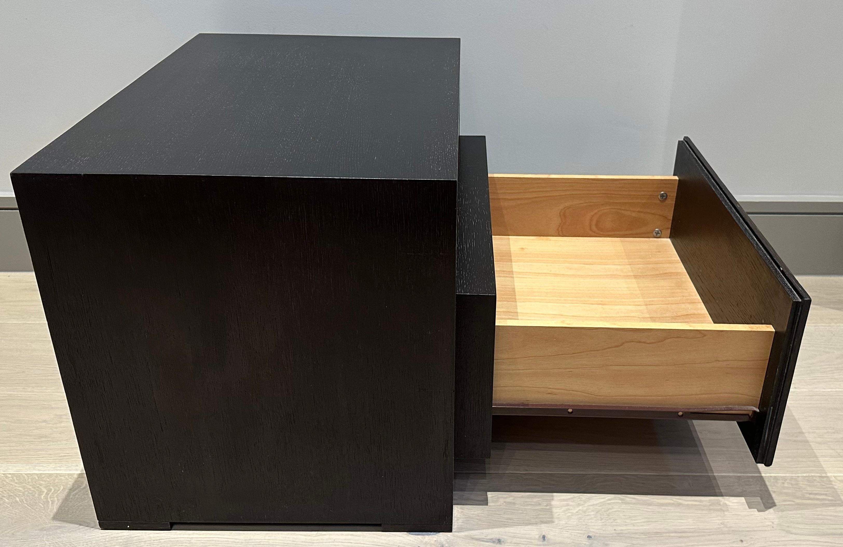 Pair of 1990s English Dark Brown Oak Contemporary Bedside Tables or Nightstands For Sale 4
