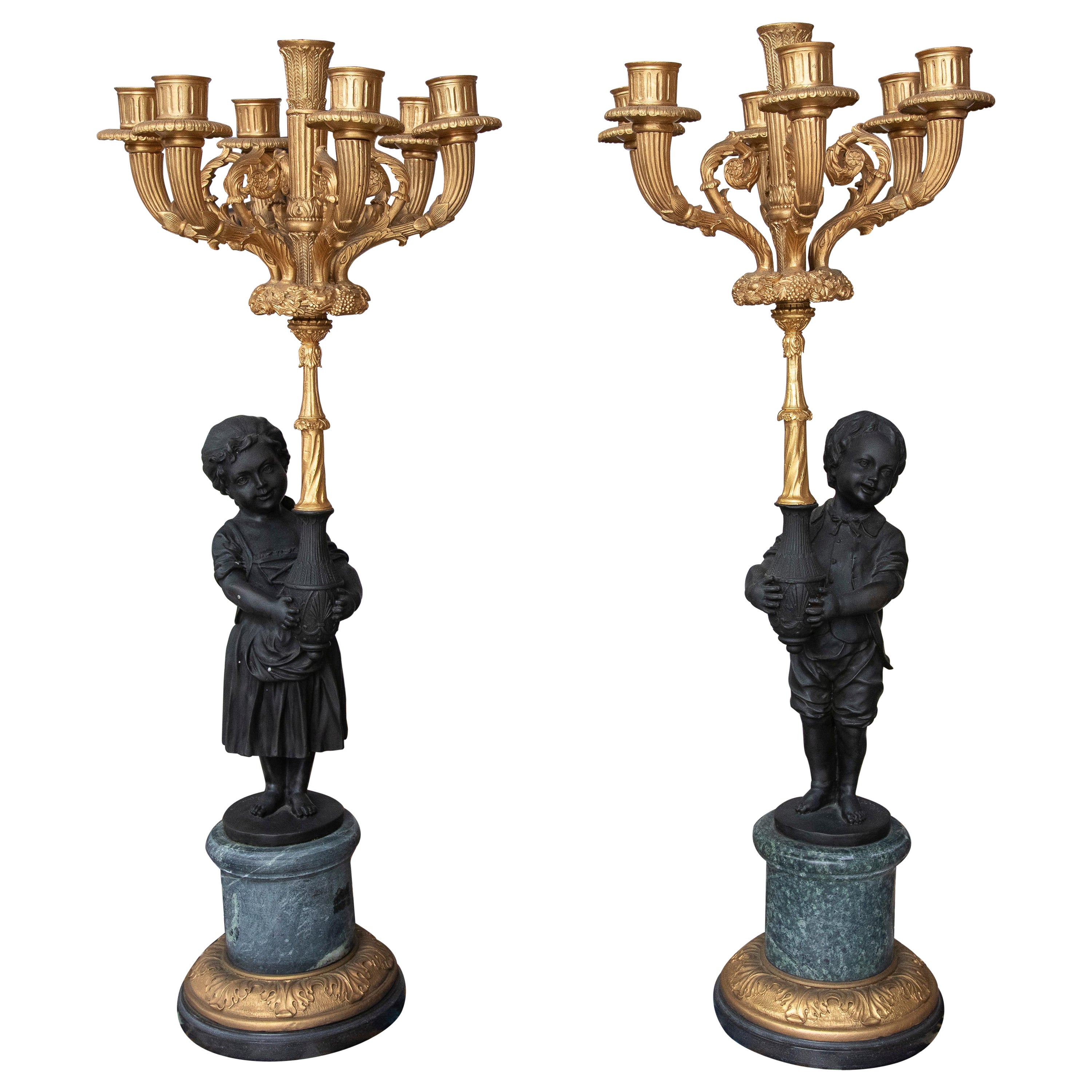 Pareja de candelabros franceses de bronce de 2 tonos de los años 90 de niño y niña de 6 brazos en venta