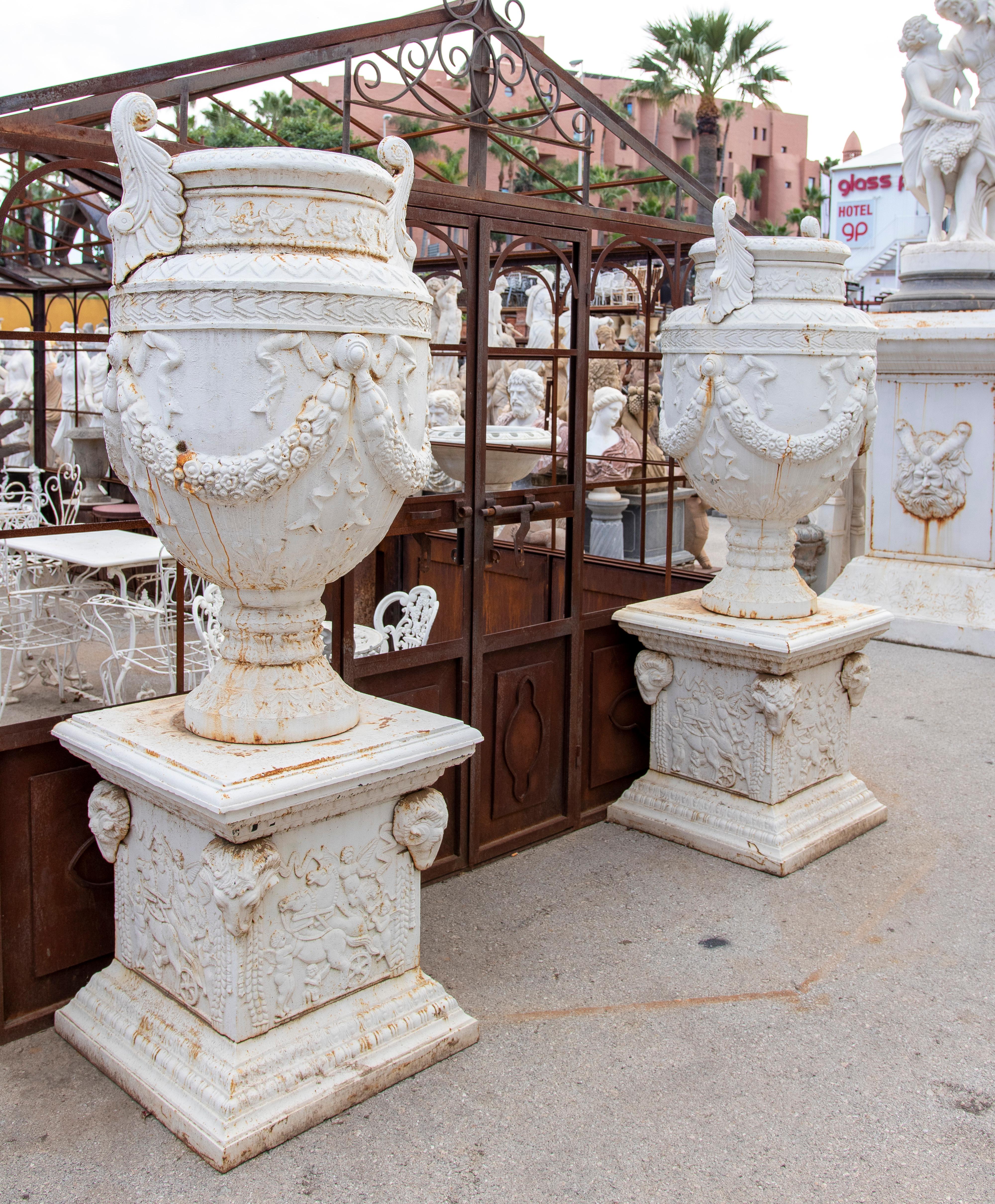 Pair of 1990s French Monumental Cast Iron Garden Planter Urns w/ Plinth Bases In Good Condition In Marbella, ES