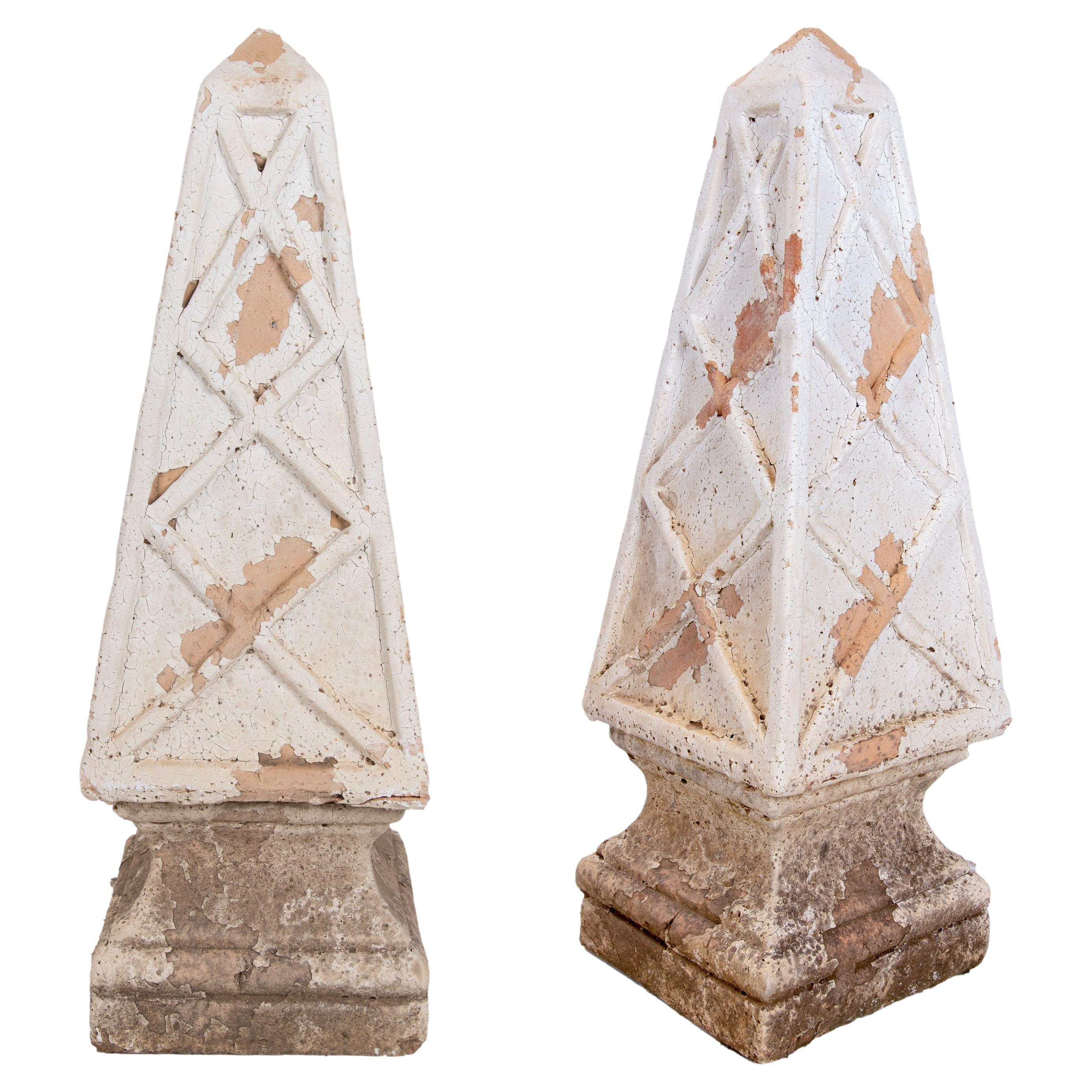 Paar französische Obelisken aus natürlicher Terrakotta aus den 1990er Jahren im Angebot