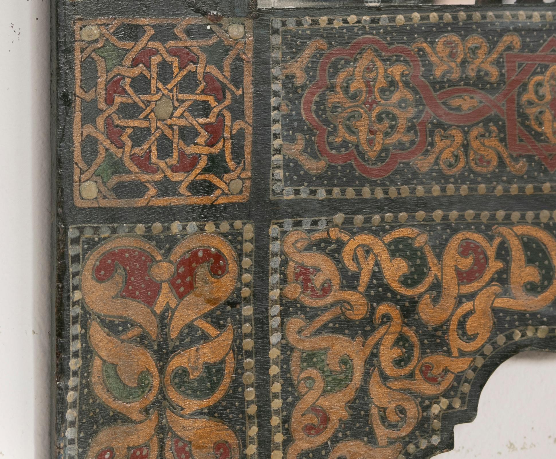 Paar handbemalte Holzspiegel im marokkanischen Stil der 1990er Jahre mit arabischen Verzierungen (Marokkanisch) im Angebot