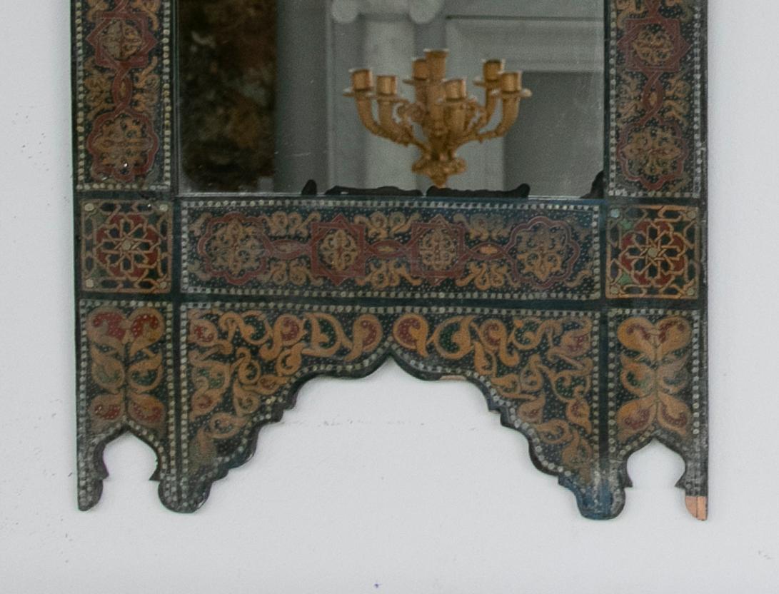 Paar handbemalte Holzspiegel im marokkanischen Stil der 1990er Jahre mit arabischen Verzierungen (20. Jahrhundert) im Angebot