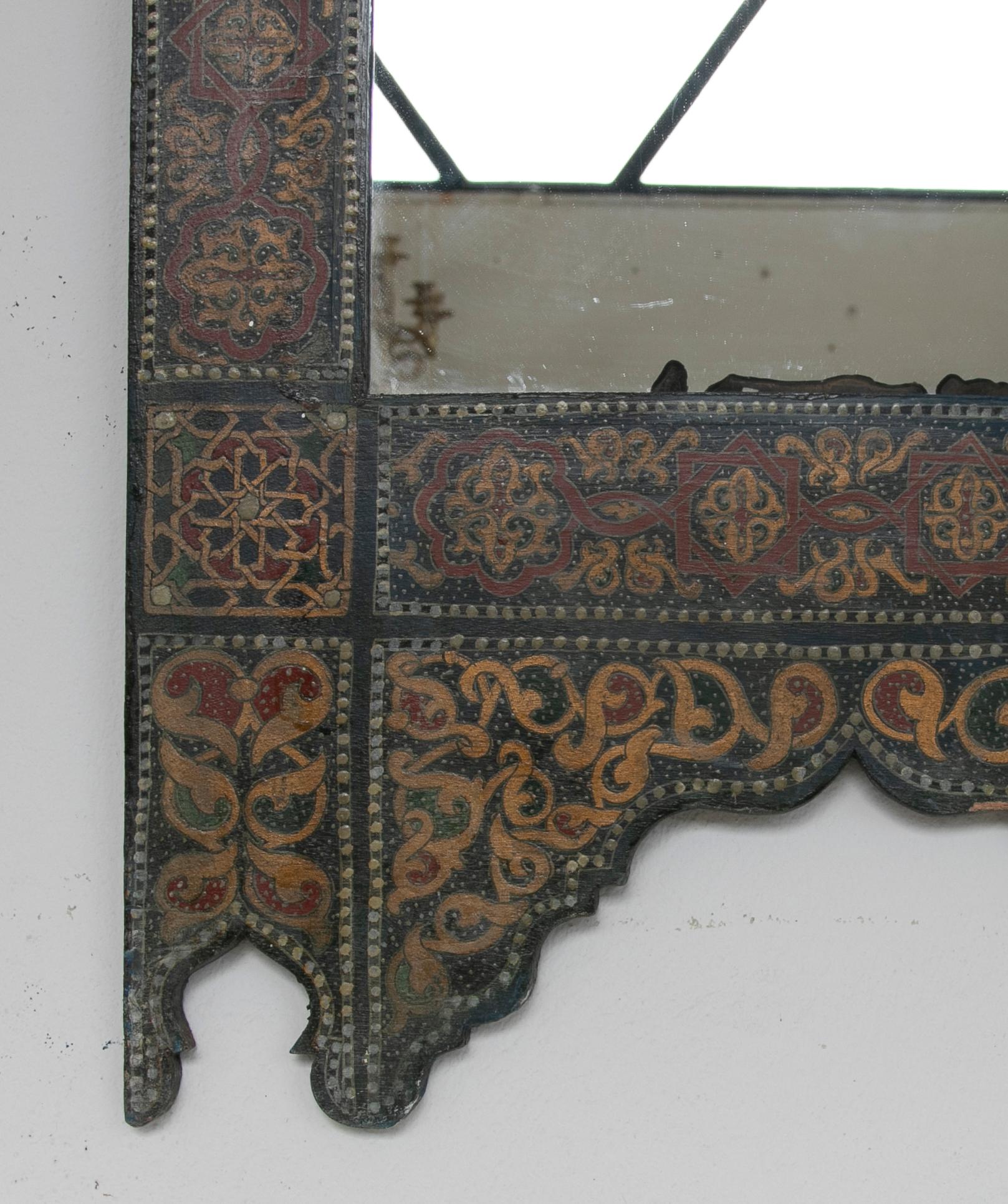 Paar handbemalte Holzspiegel im marokkanischen Stil der 1990er Jahre mit arabischen Verzierungen im Angebot 1