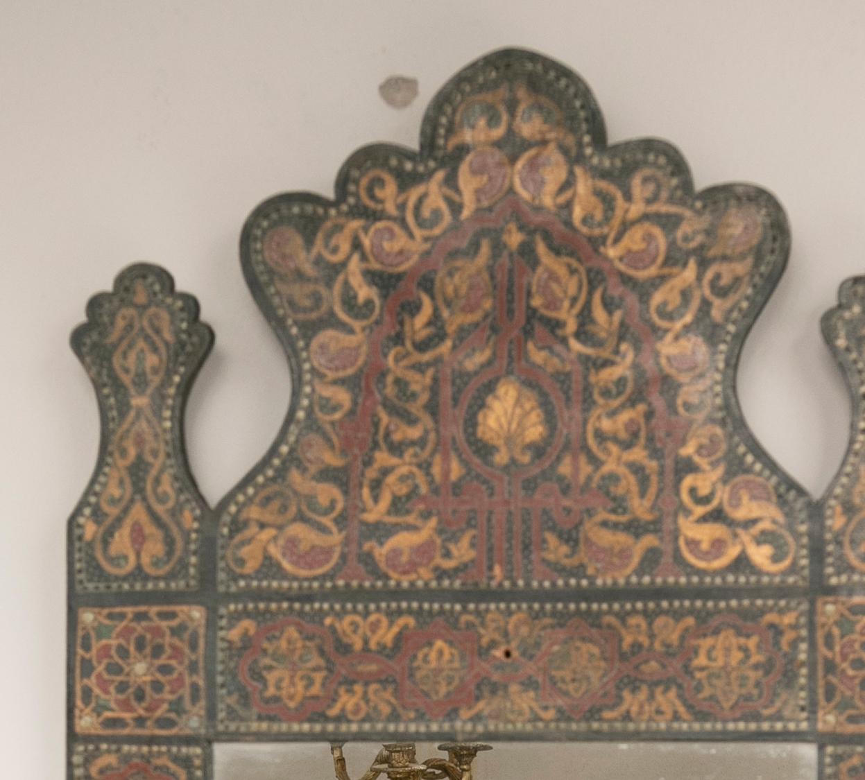 Paar handbemalte Holzspiegel im marokkanischen Stil der 1990er Jahre mit arabischen Verzierungen im Angebot 3