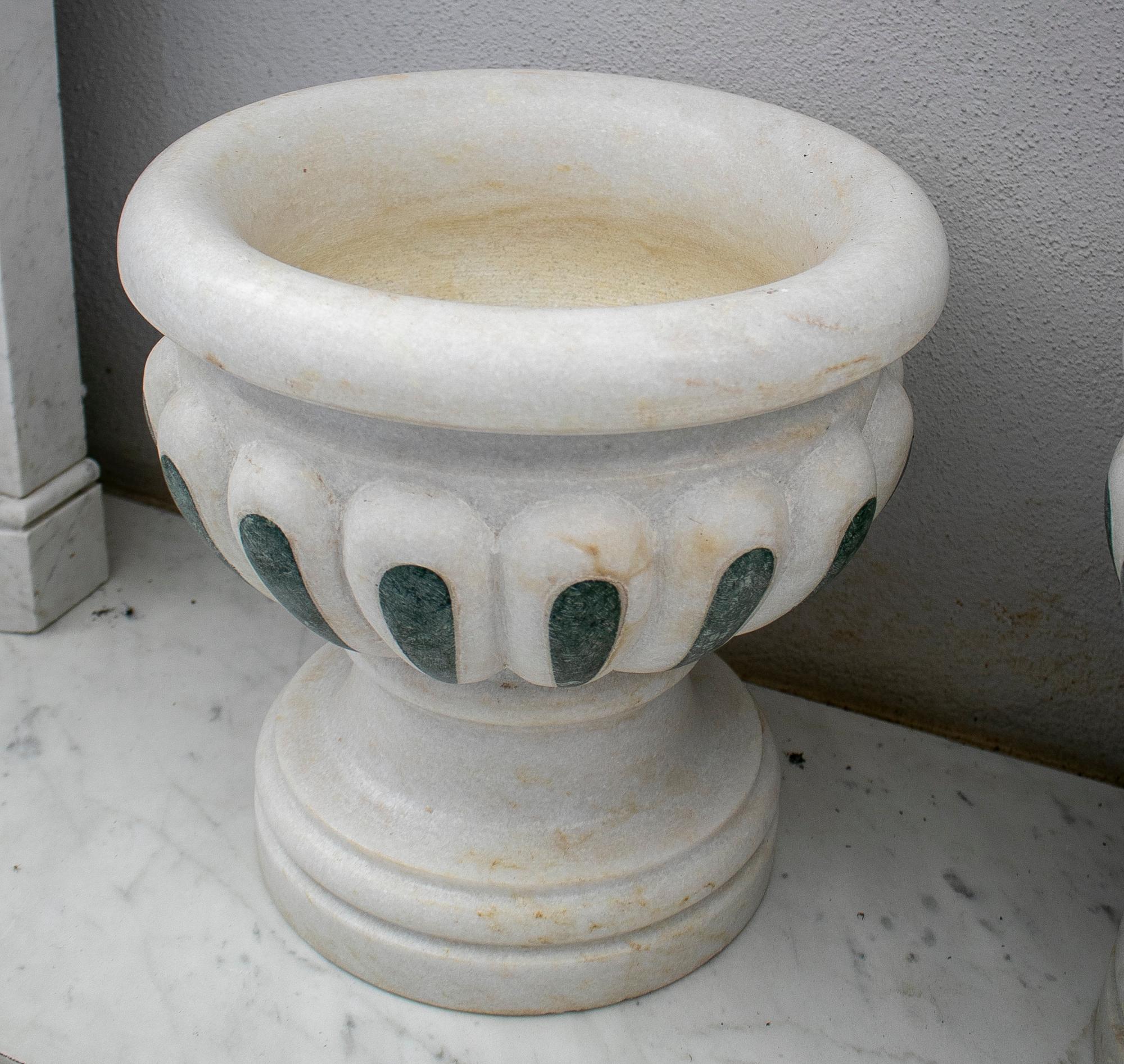 Paire de jardinières cannelées en marbre blanc Macael vieilli et sculpté à la main, datant des années 1990, avec incrustations en marbre vert Serpentine.