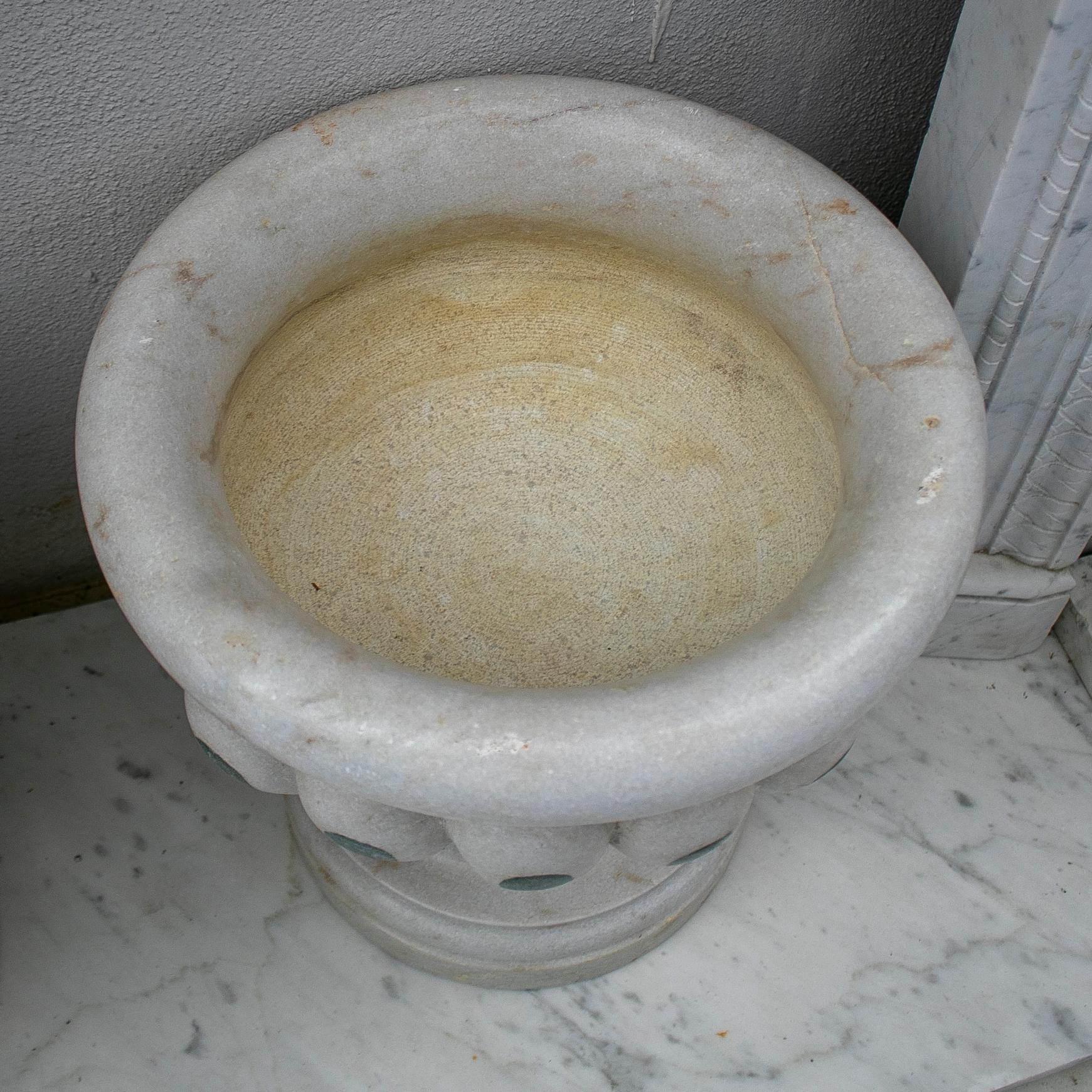 Sculpté à la main Paire de jardinières espagnoles en forme d'urne en marbre blanc et macael vieilli des années 1990 avec incrustation en vente