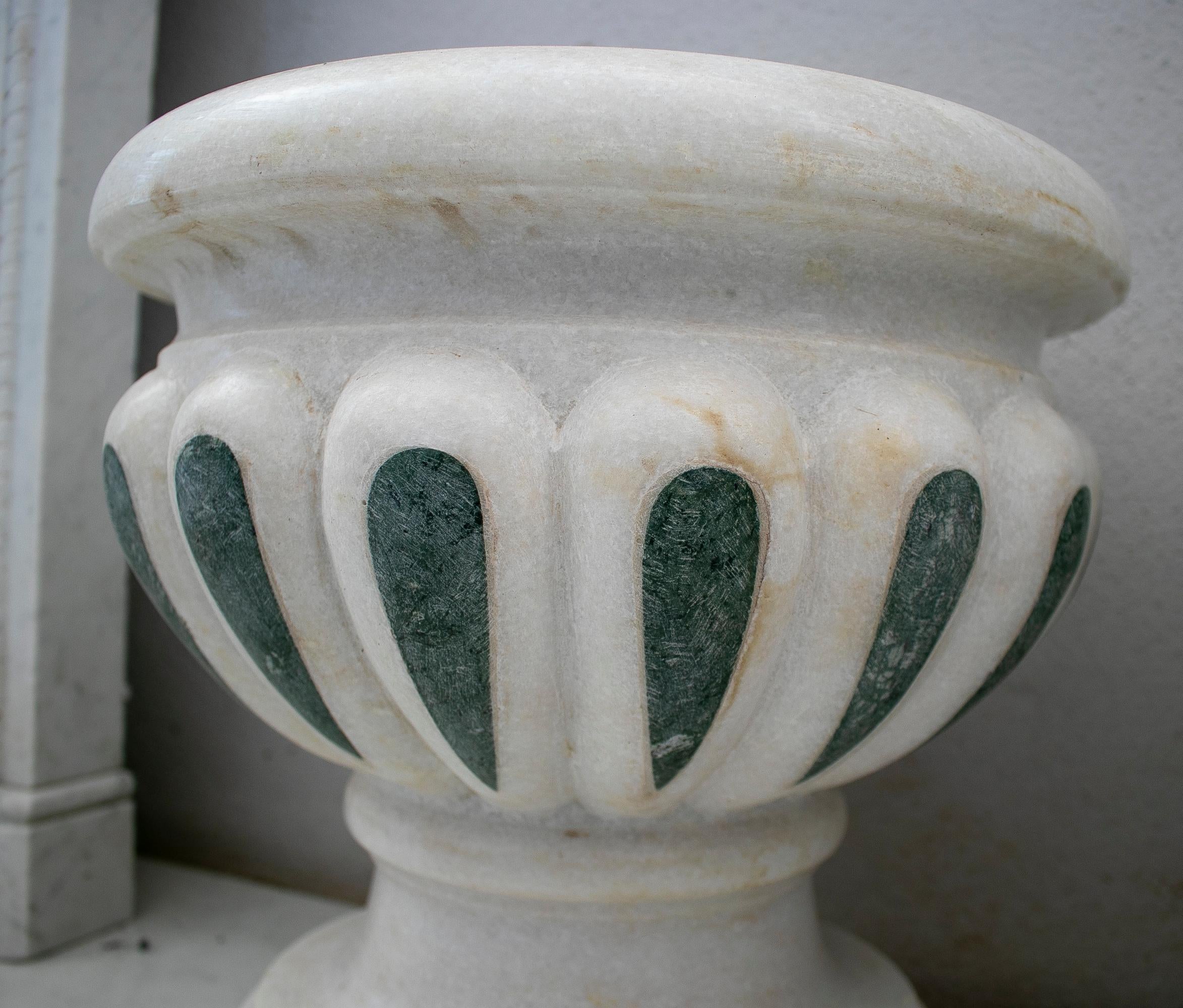 Paire de jardinières espagnoles en forme d'urne en marbre blanc et macael vieilli des années 1990 avec incrustation Bon état - En vente à Marbella, ES