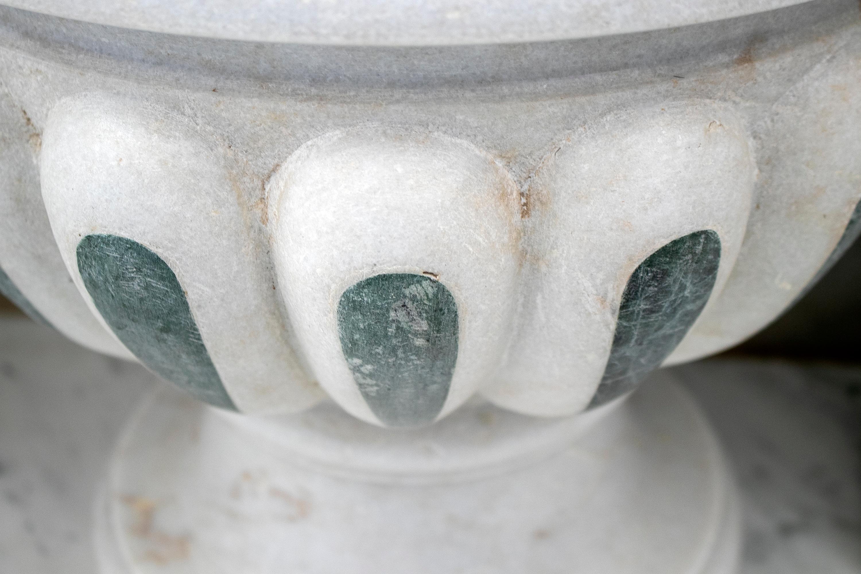 20ième siècle Paire de jardinières espagnoles en forme d'urne en marbre blanc et macael vieilli des années 1990 avec incrustation en vente