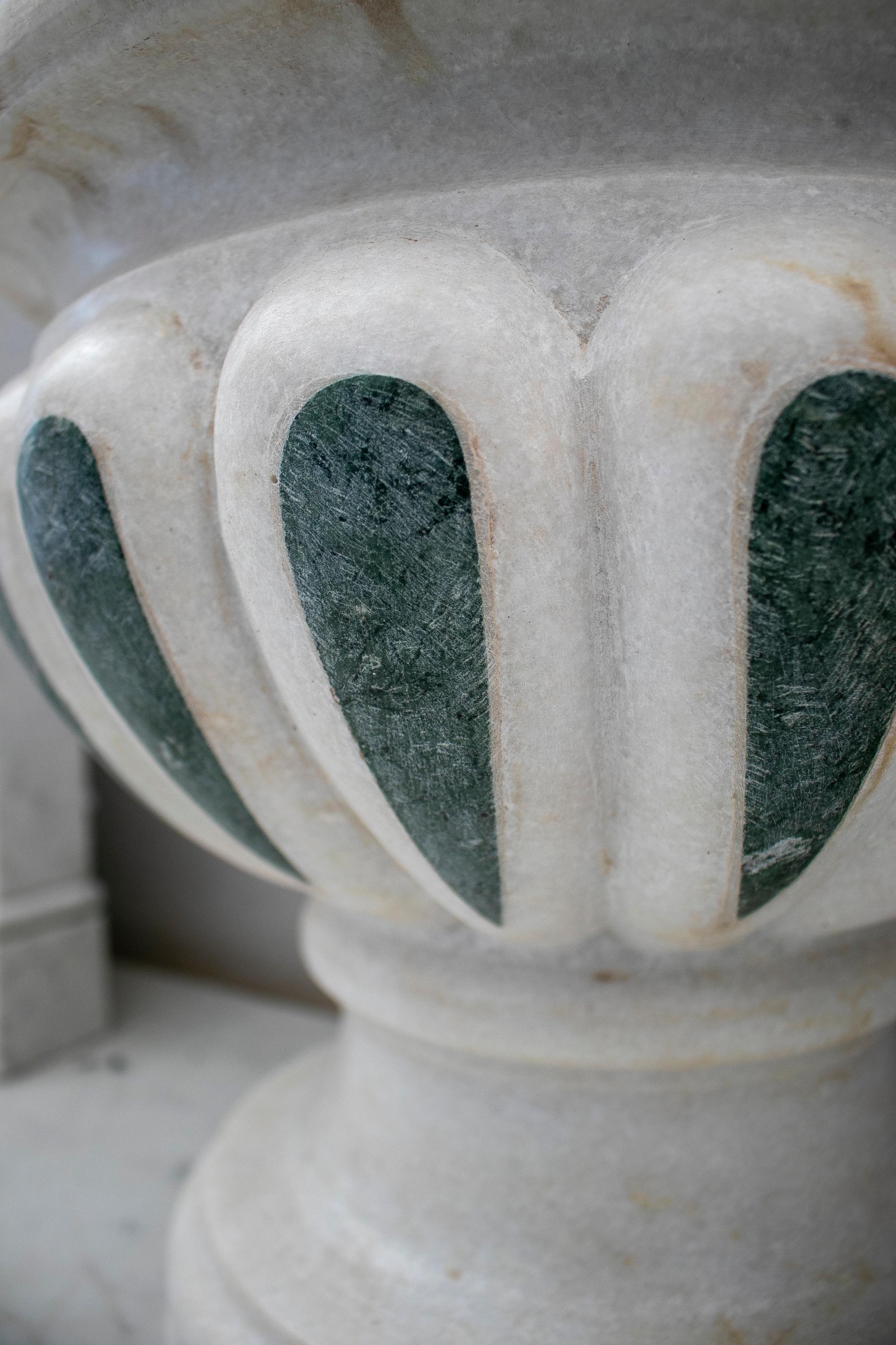 Paire de jardinières espagnoles en forme d'urne en marbre blanc et macael vieilli des années 1990 avec incrustation en vente 1