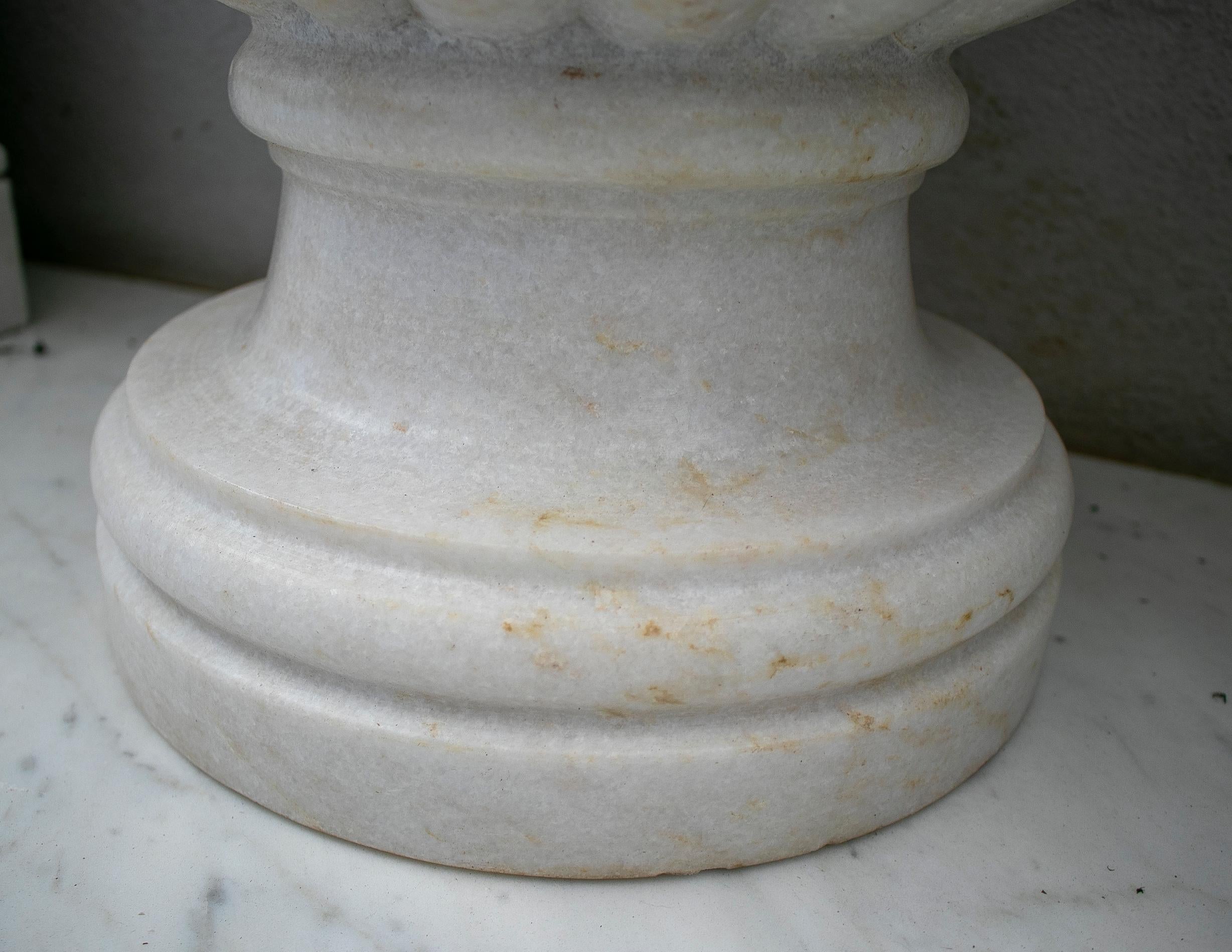 Paire de jardinières espagnoles en forme d'urne en marbre blanc et macael vieilli des années 1990 avec incrustation en vente 2