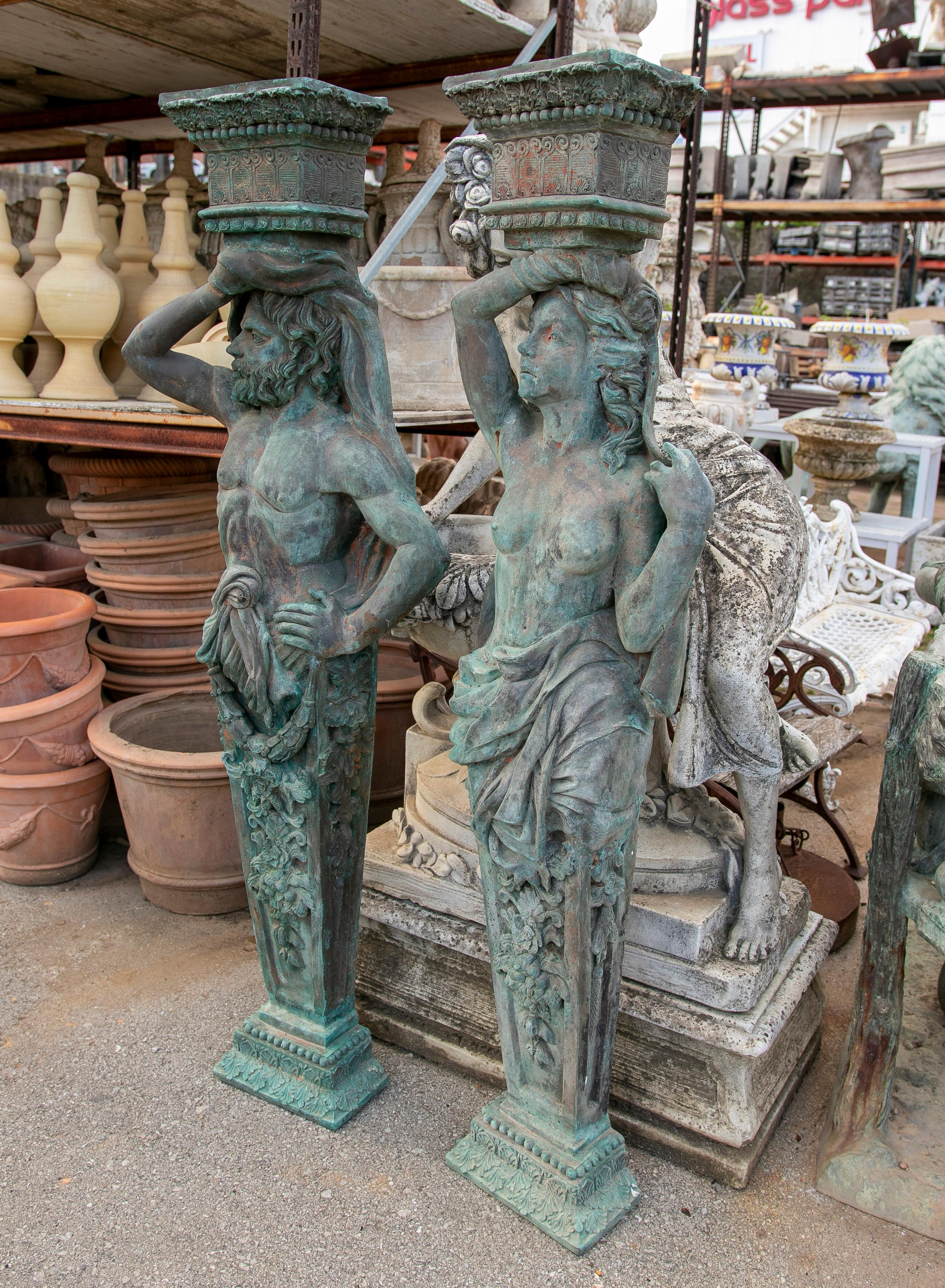 Paar neoklassische 1990er Jahre  Atlas- und Karyatiden-Säulenhalbkörper aus Bronzeguss, die in einen sich verjüngenden Pilastersockel übergehen.