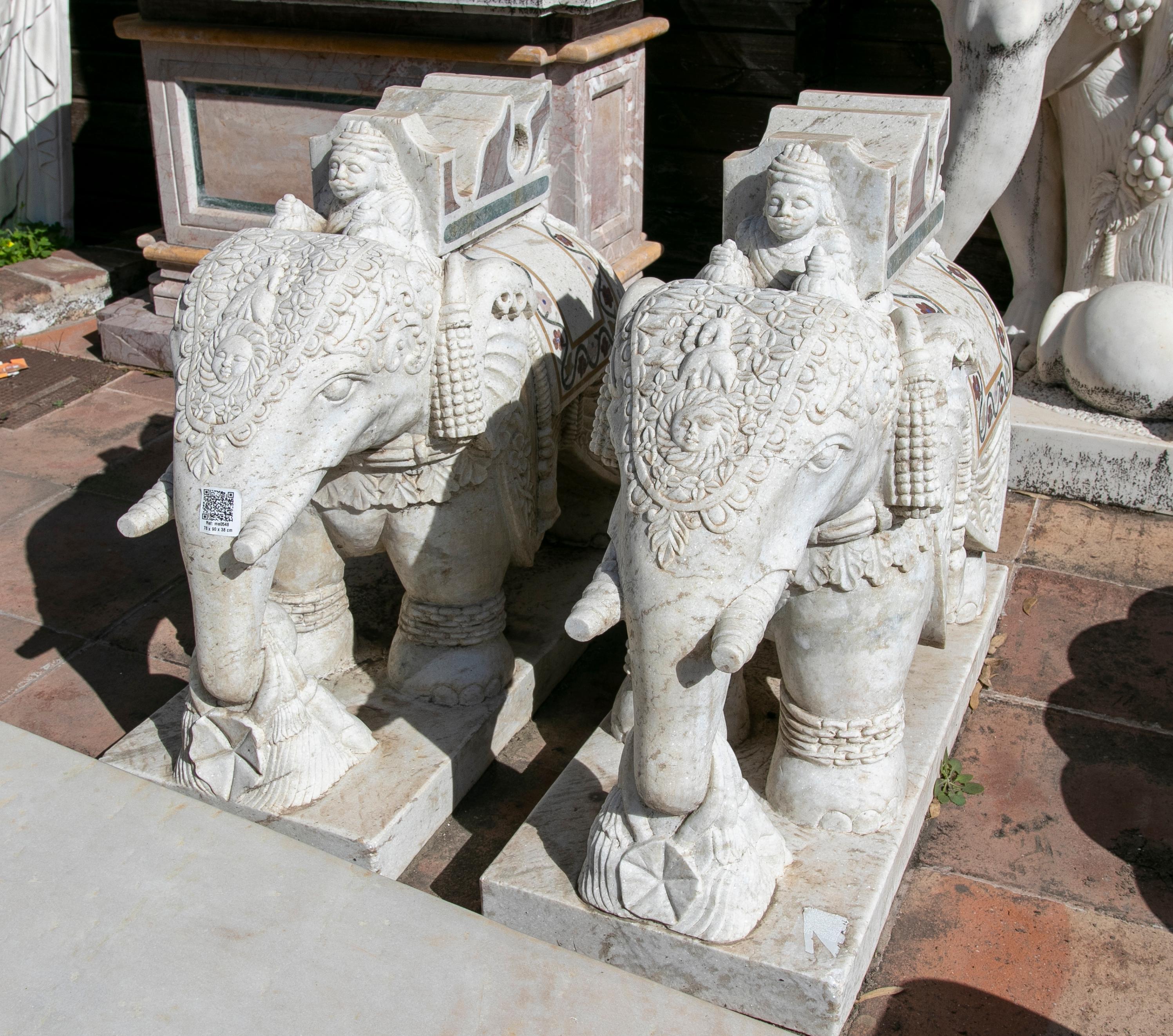 Coppia di elefanti in marmo bianco Macael invecchiato, scolpiti a mano negli anni '90 e decorati con intarsi in stile PIETRA DURA, utilizzando un assortimento di marmi colorati.