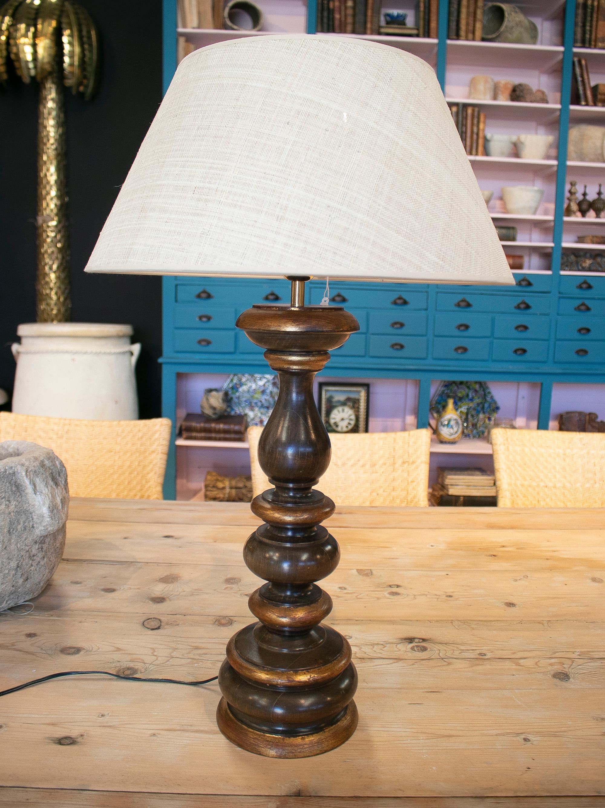 Vintage pair of 1990s Spanish wooden spindle table lamps. Lampshade not included.

Dimensions with lampshades: 75 x 44cm.