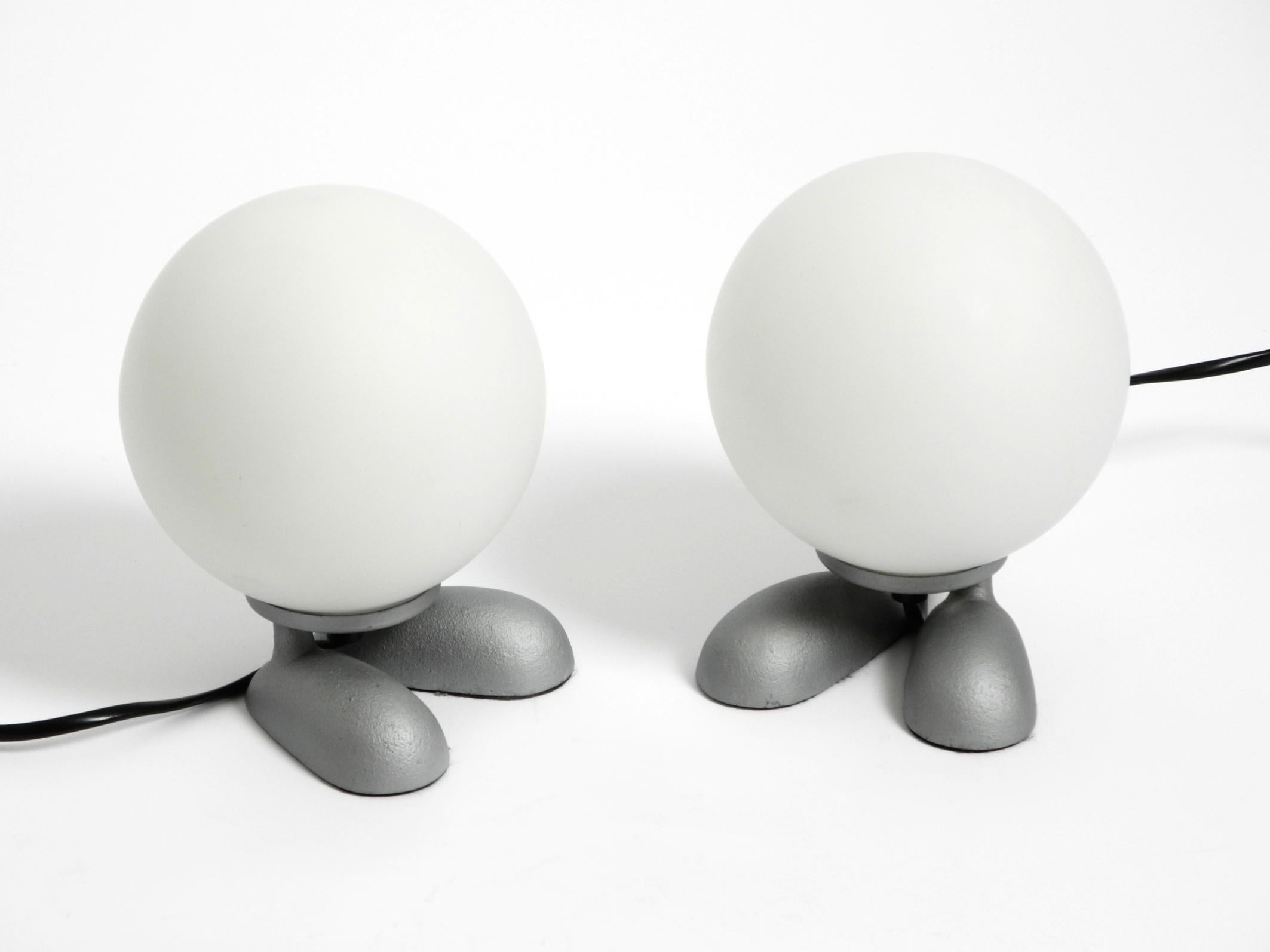 Pareja de lámparas de mesa de los años 90 con base de aluminio fundido con patas fabricadas por SOMPEX en venta 8
