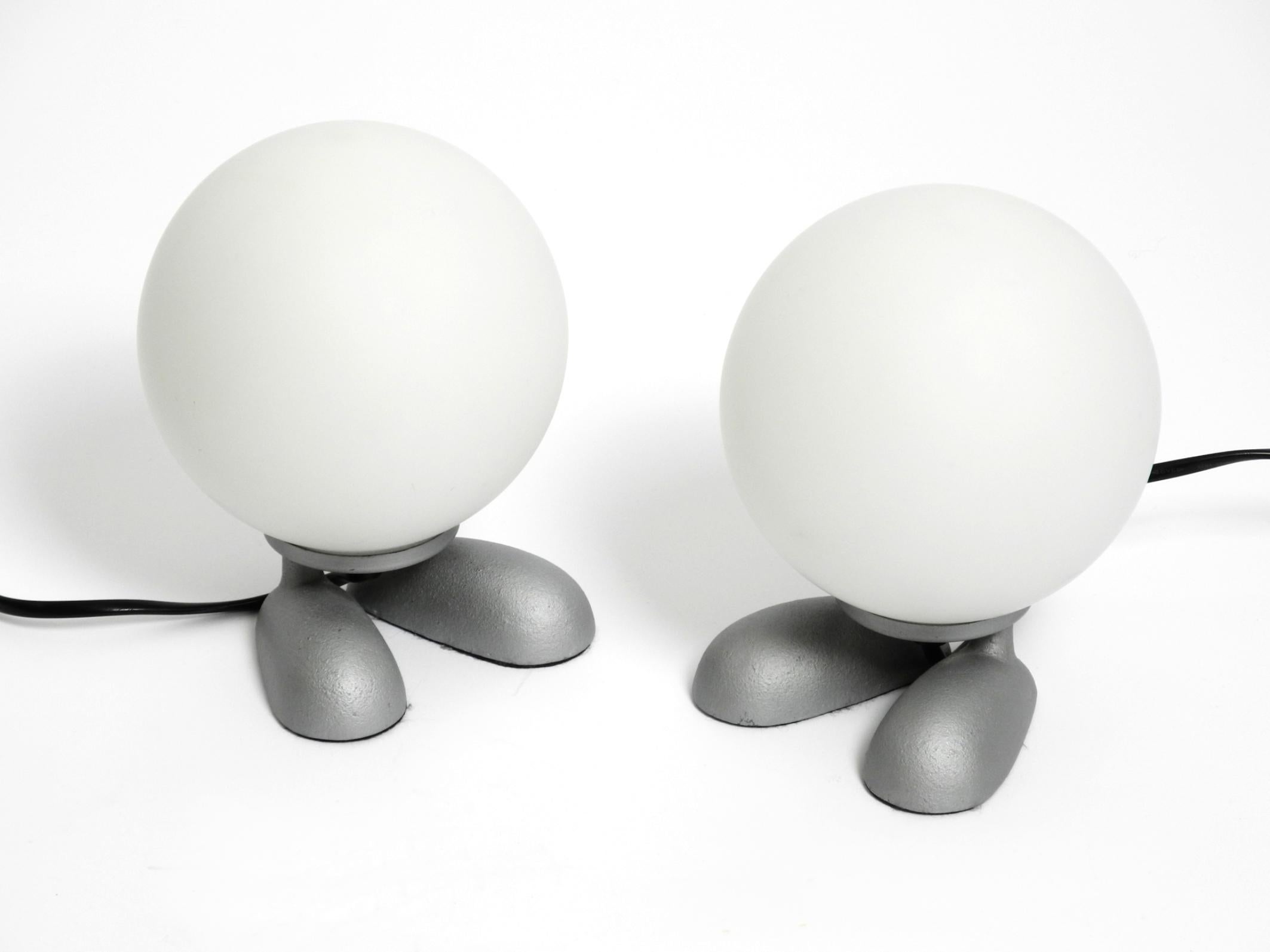 Pareja de lámparas de sobremesa muy raras de los años 90, de Sompex Collection. 
Sompex ya no los fabrica. 
Con etiqueta original en los pies. Típico diseño minimalista posmoderno. Pesadas bases de aluminio con forma de zapatos de cómic. Gran