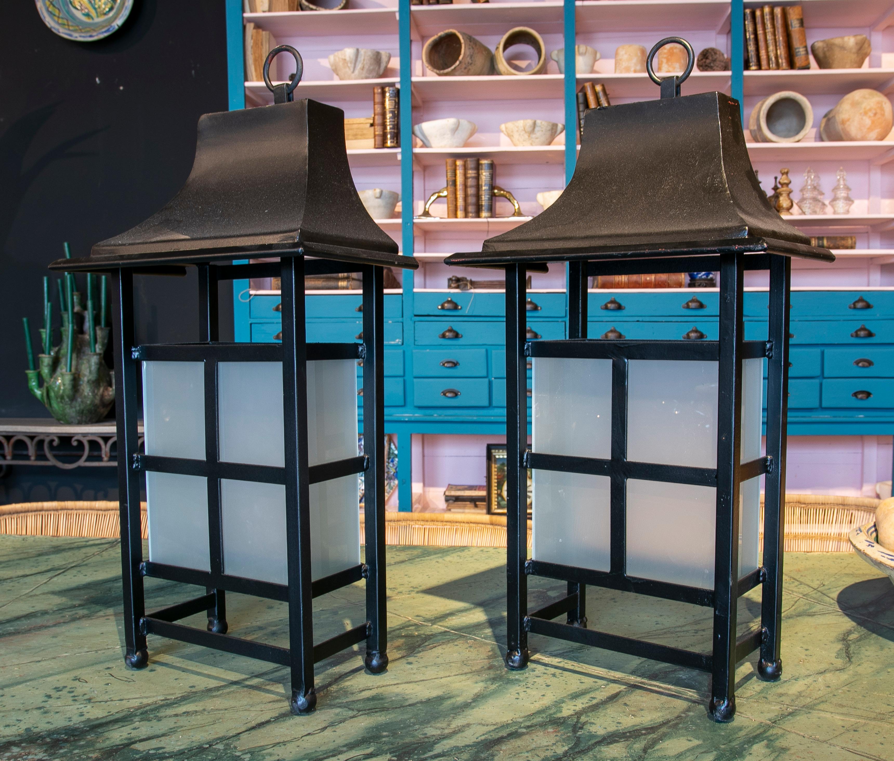 Pair of 1995 Spanish Black Iron Wall Lamp Lanterns w/ Glass Panels In Good Condition For Sale In Marbella, ES