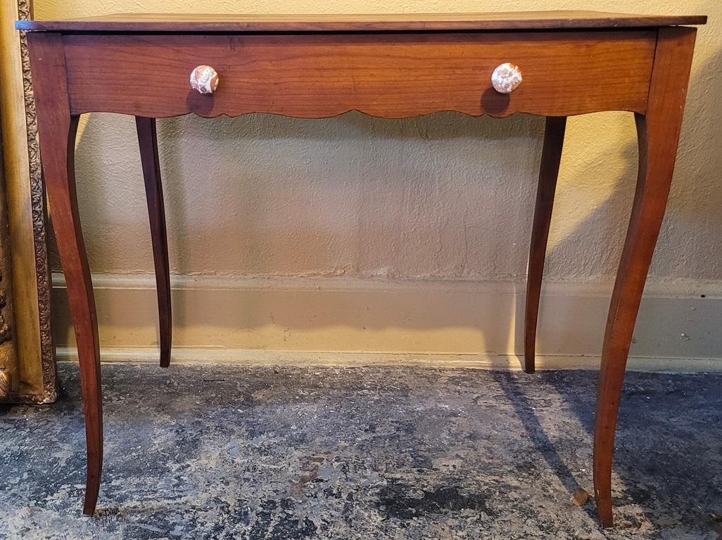 Paire de tables d'appoint en merisier de style campagne française du XIXe siècle en vente 6