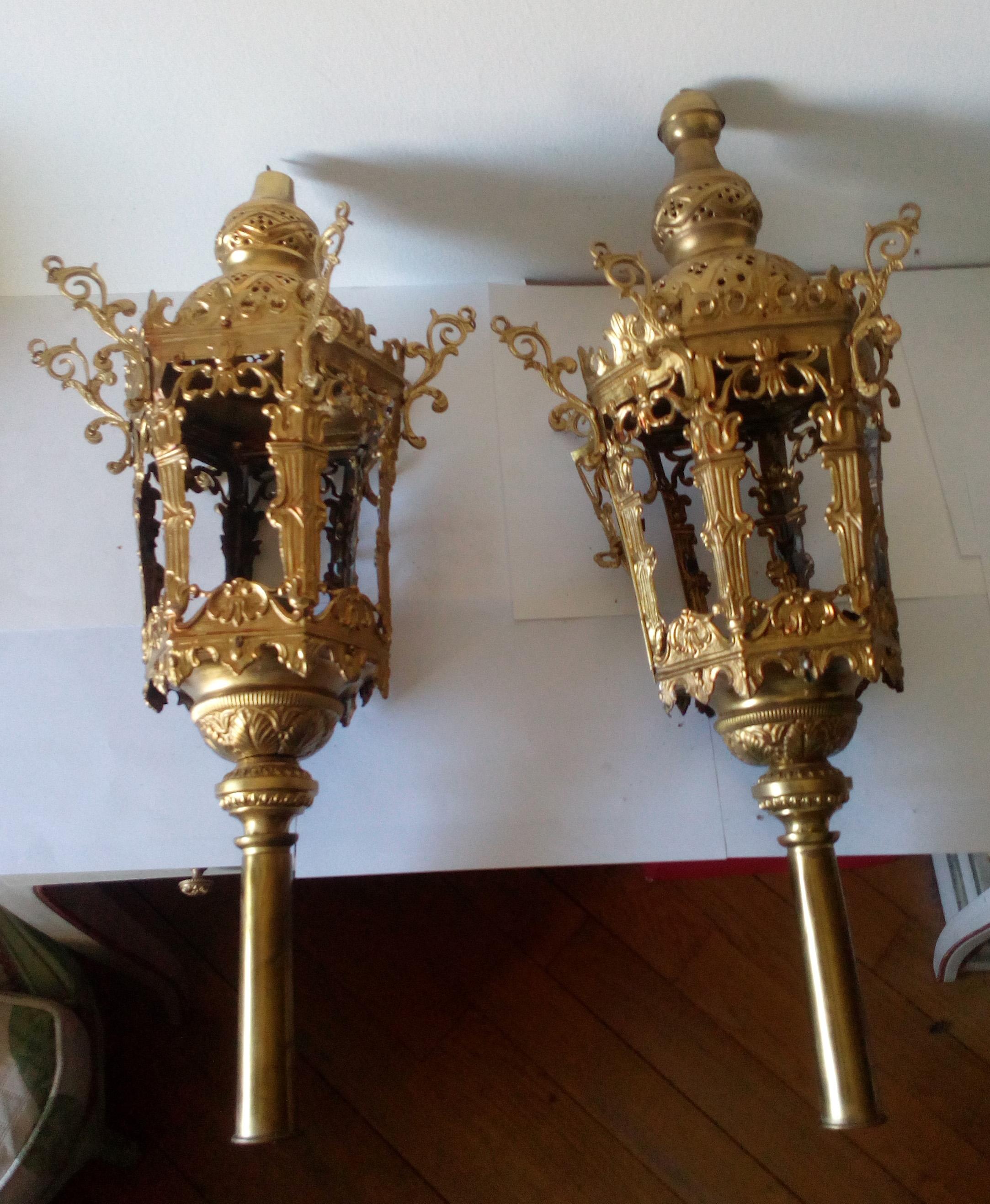 Pair of 19 century Italian processional lamps, made in brass 24-karat gold gilded
Measures: Height 74 cm
Diameter 31.