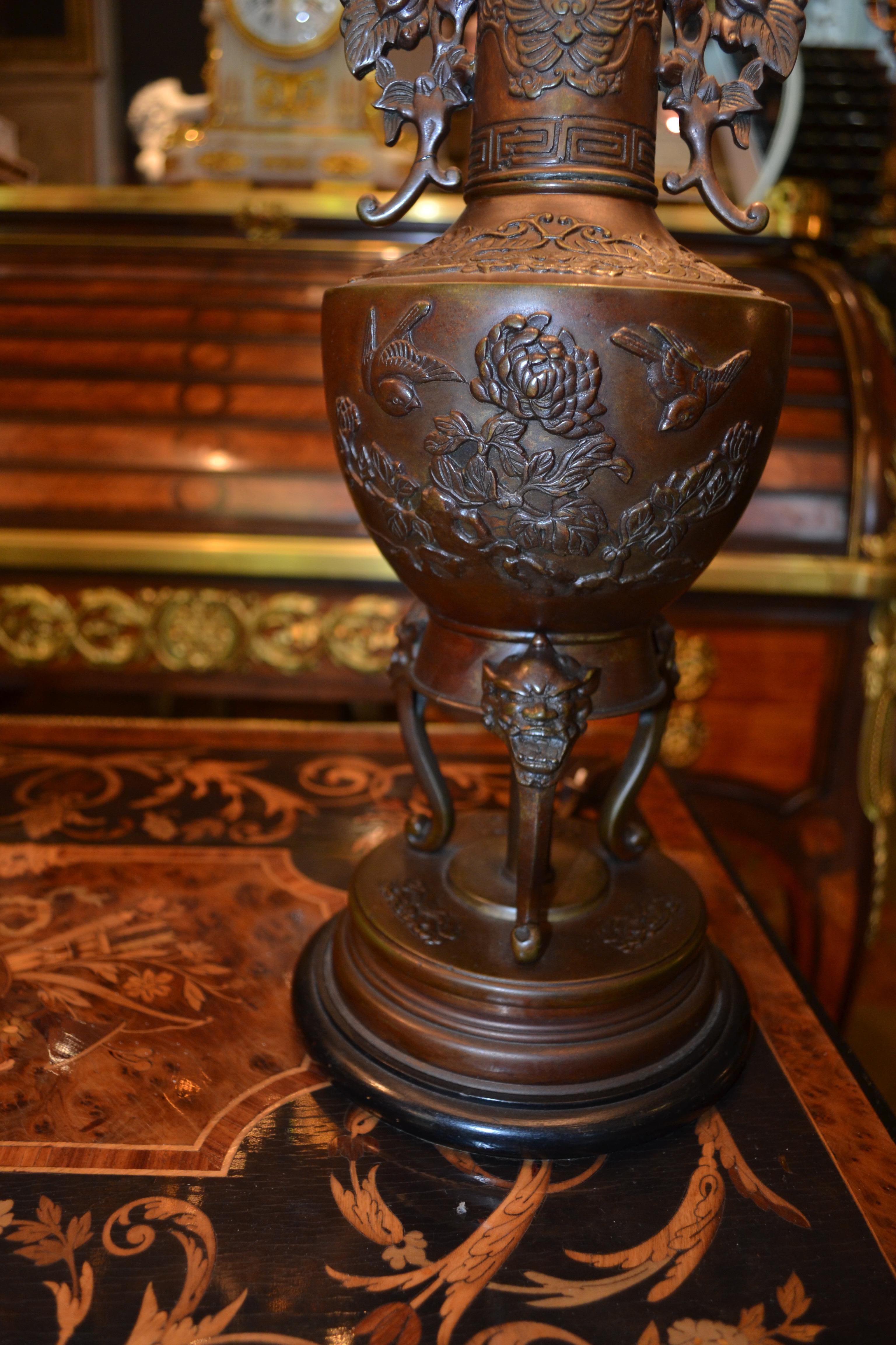 Par de  19iSiglo  Censores de Bronce Japoneses del Periodo Meiji Convertidos en Lámparas en venta 2