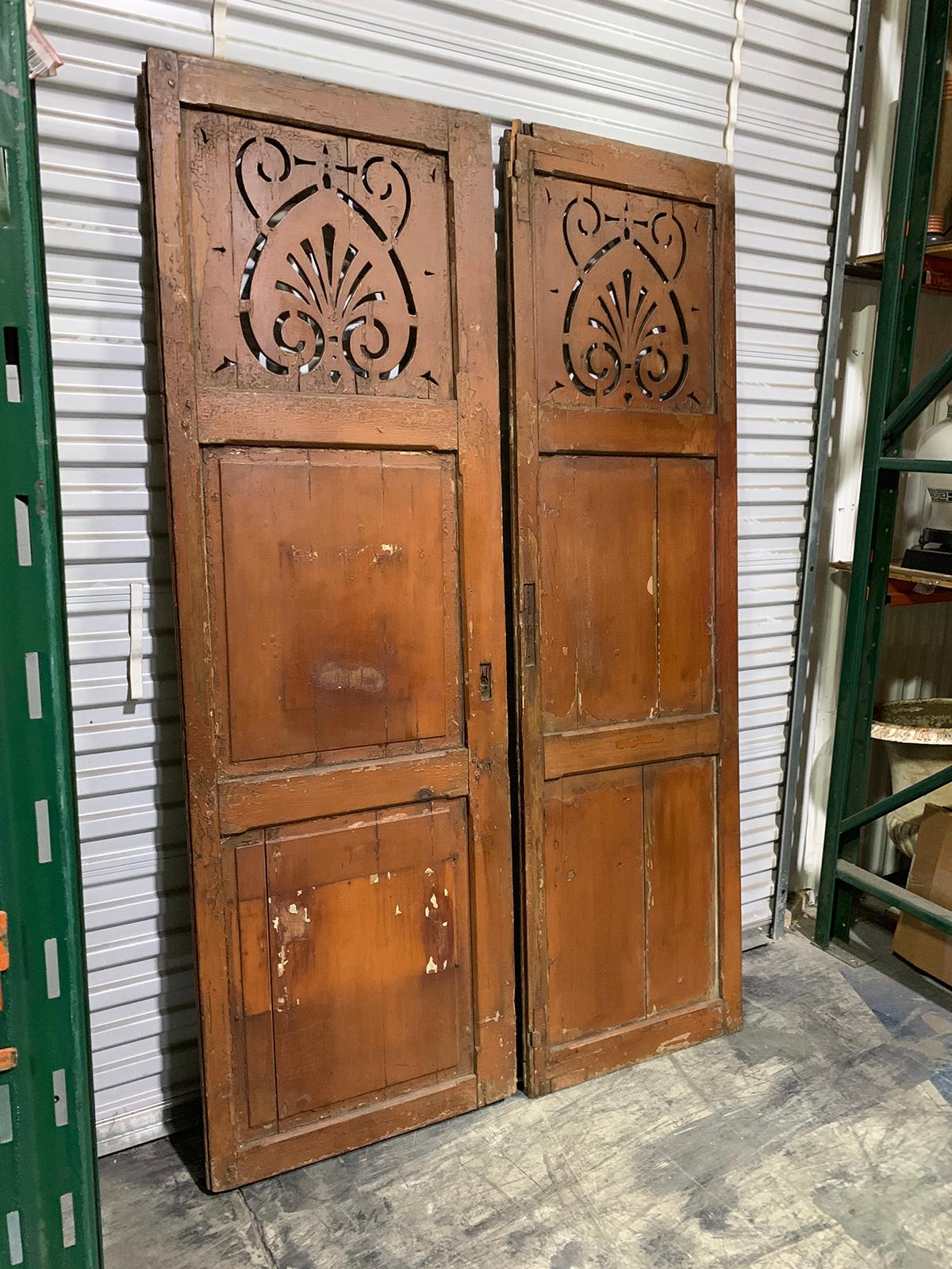 Pair of 19th-20th Century American Painted Shutters with Pierced Top Panel In Good Condition For Sale In Atlanta, GA