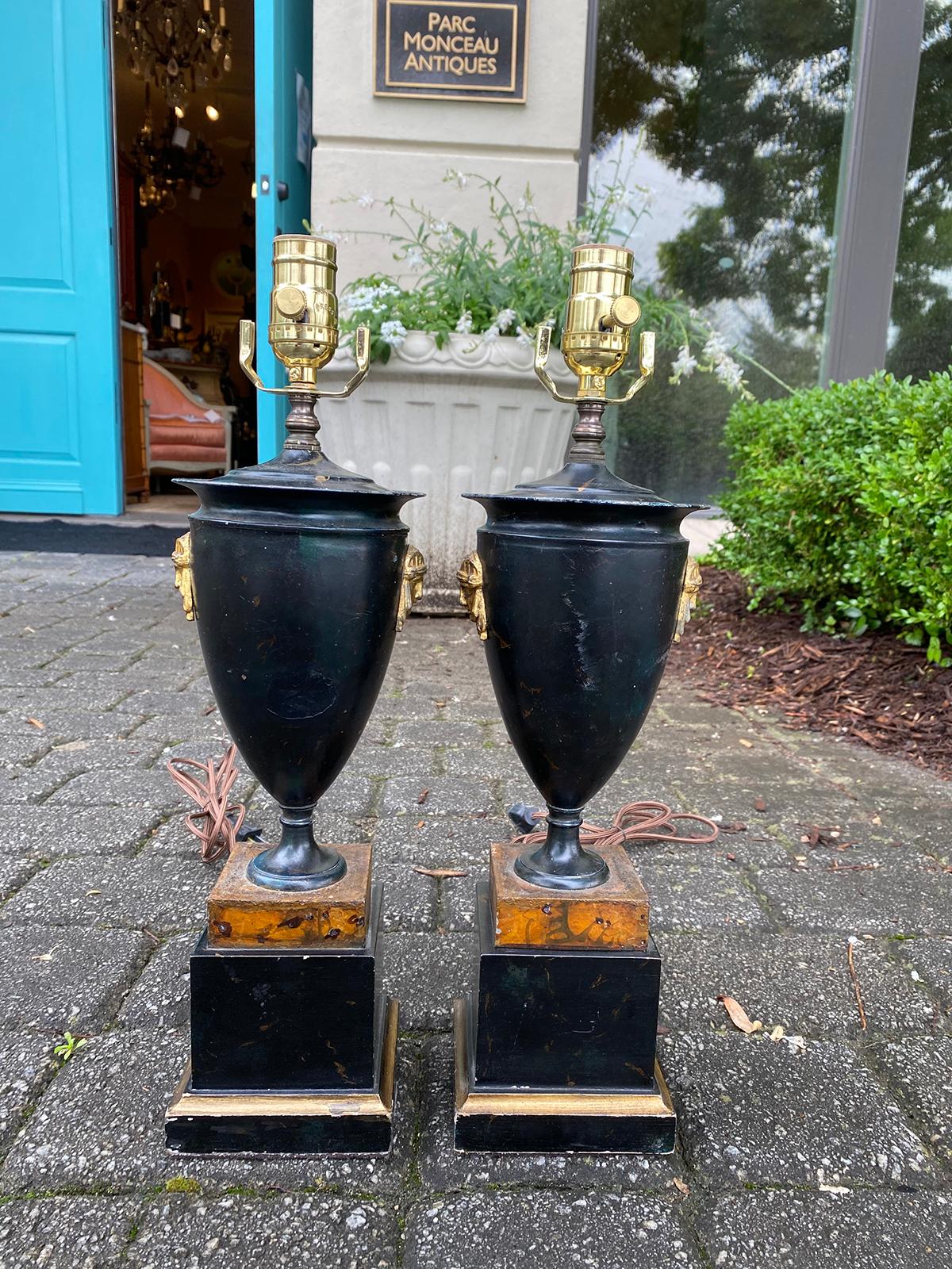 Pair of 19th-20th century black tole lamps with neoclassical mask
Measures: 5.25