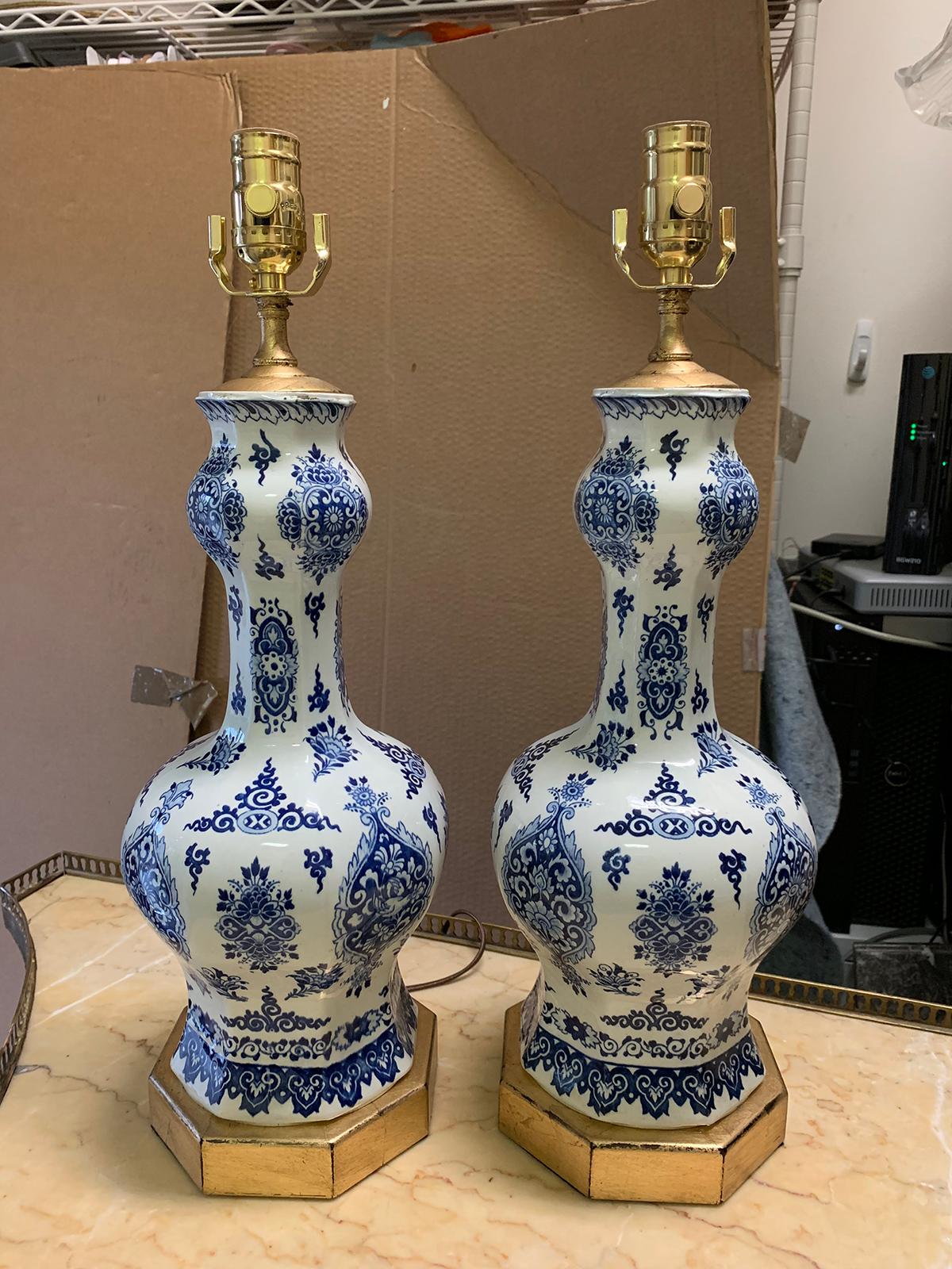 Pair of 19th-20th century delft blue and white vases as lamps, custom gilded bases.
Brand new wiring.
Measures: 7
