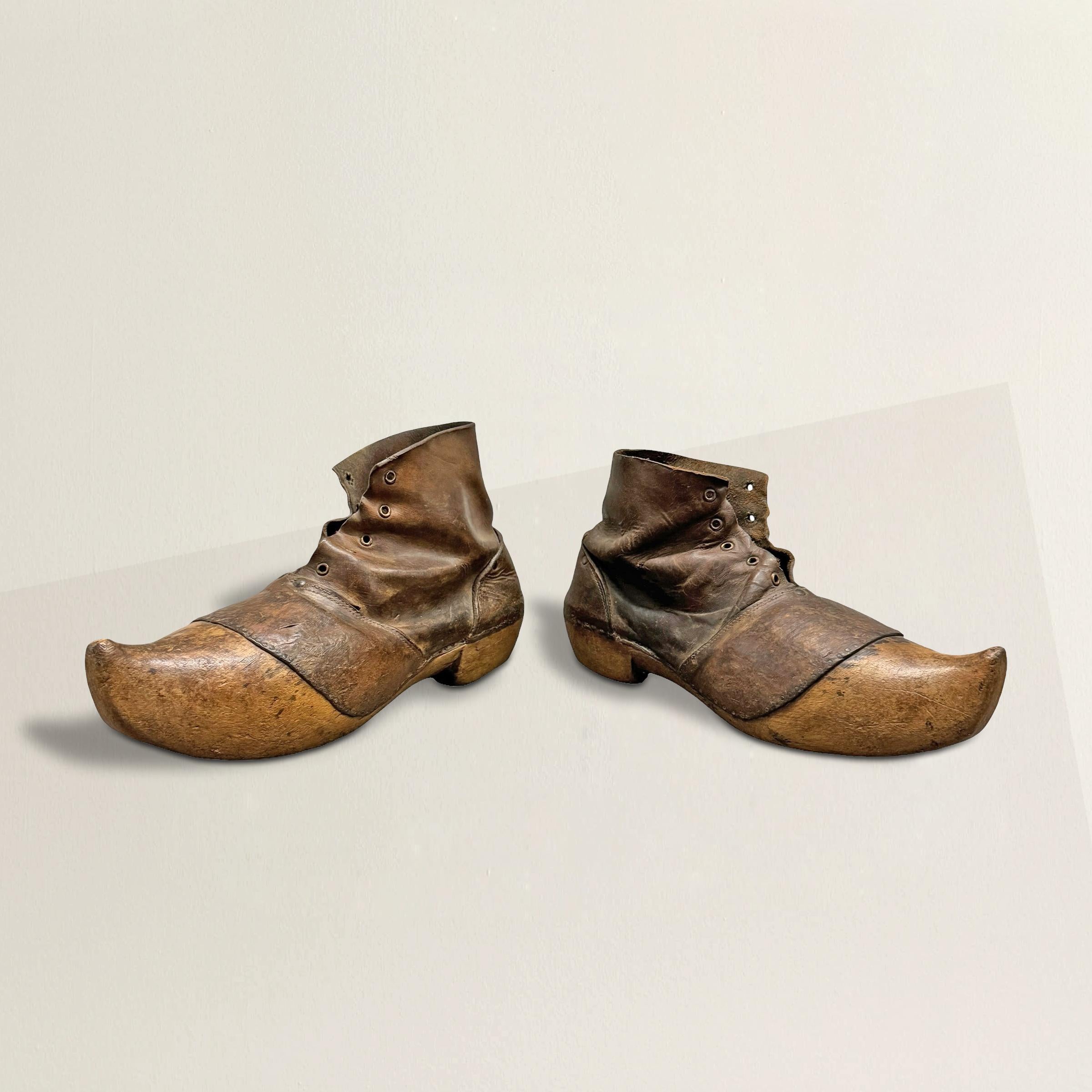 Diese holländischen Gartenclogs aus dem späten 19. oder frühen 20. Jahrhundert erinnern mit ihrem ledernen Oberteil und der hölzernen Sohle an eine vergangene Ära der einfachen, rustikalen Handwerkskunst. Jeder Clog ist durchdacht und praktisch