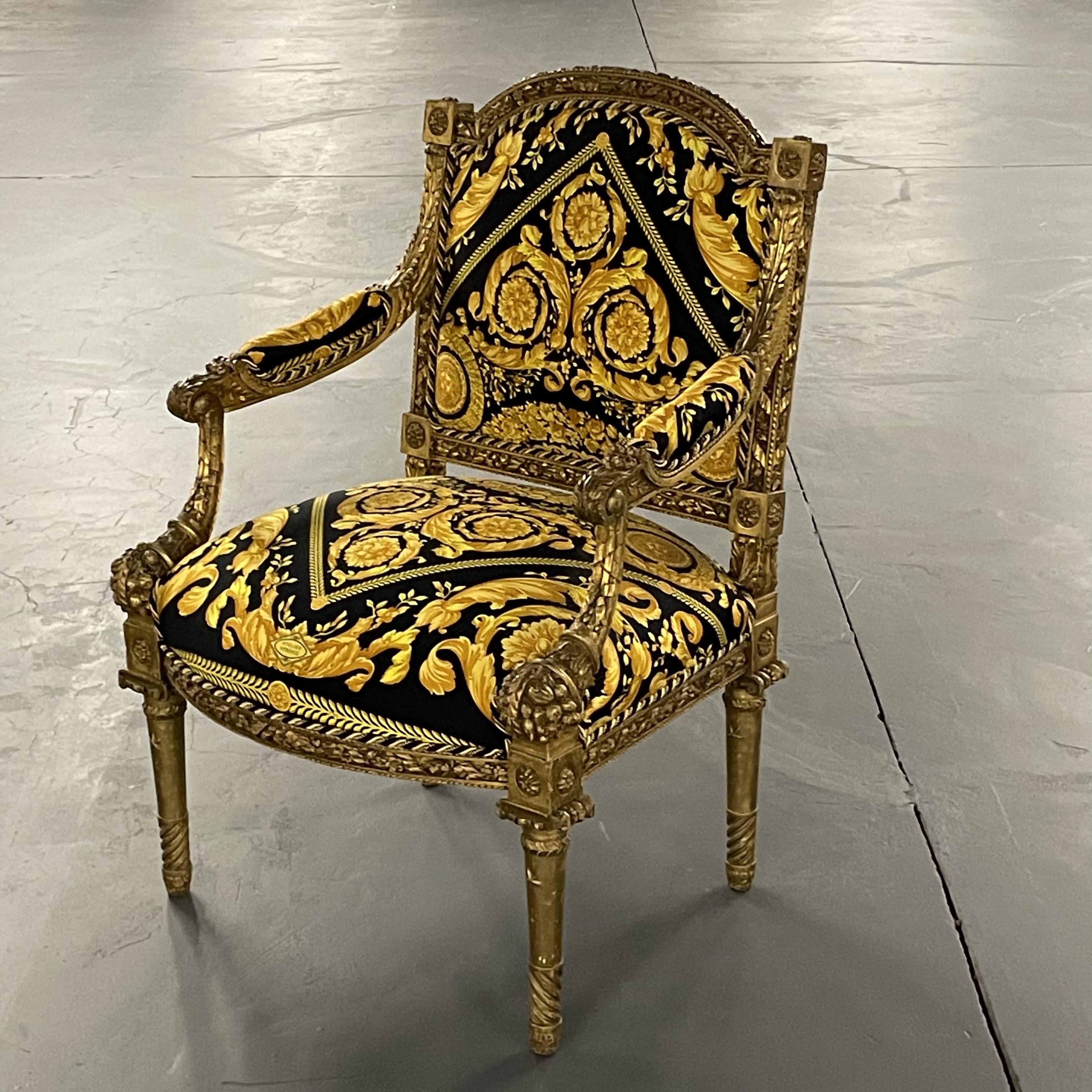 Français Paire de fauteuils sculptés de style Louis XVI du XIXe-XXe siècle  en vente