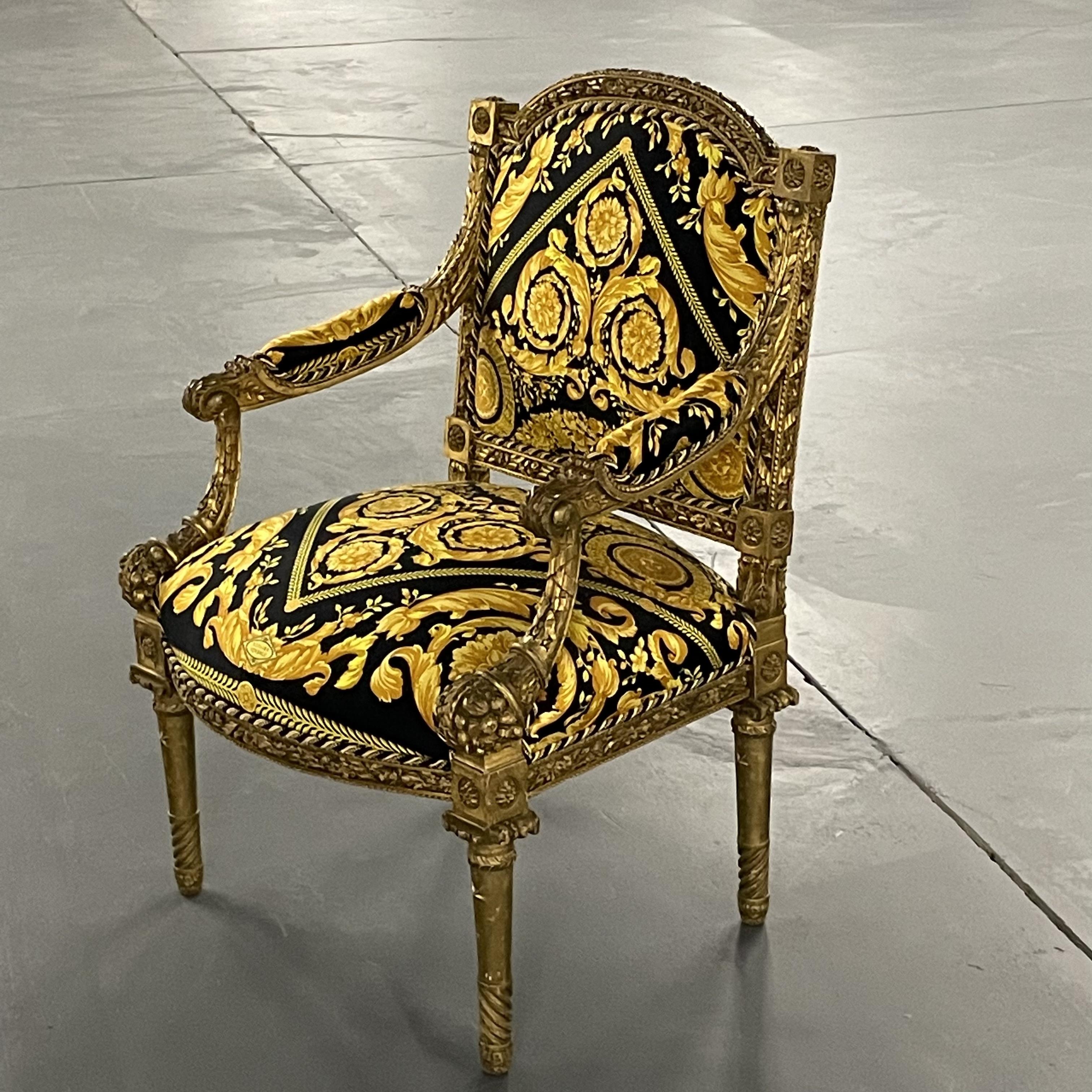 Paire de fauteuils sculptés de style Louis XVI du XIXe-XXe siècle  Bon état - En vente à Stamford, CT
