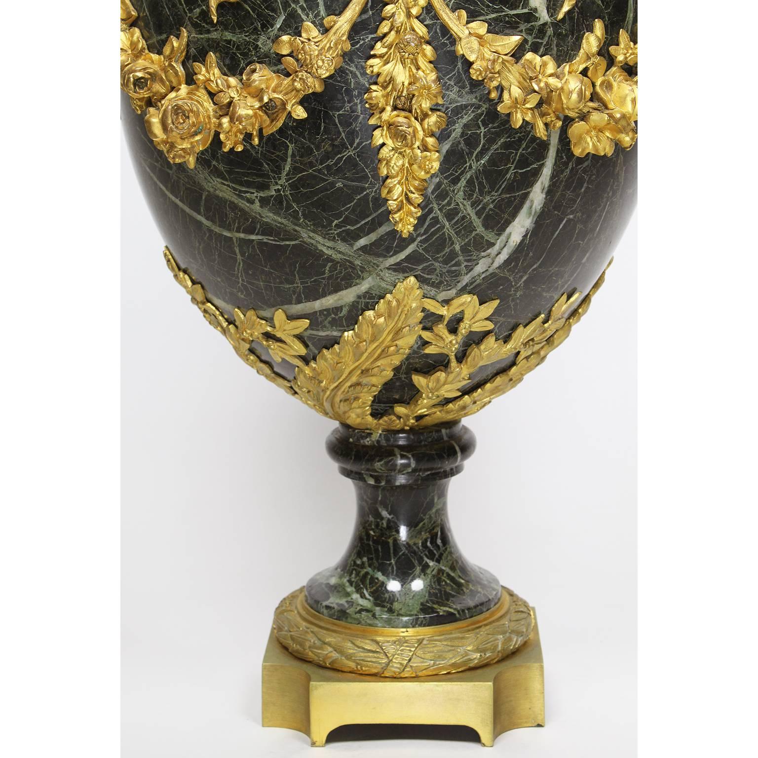 Paire d'urnes de style Louis XVI du 19e-20e siècle en bronze doré et marbre avec enfants en vente 3