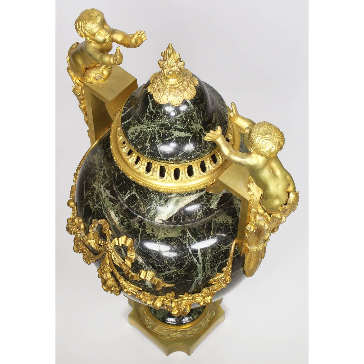 Paire d'urnes de style Louis XVI du 19e-20e siècle en bronze doré et marbre avec enfants en vente 4
