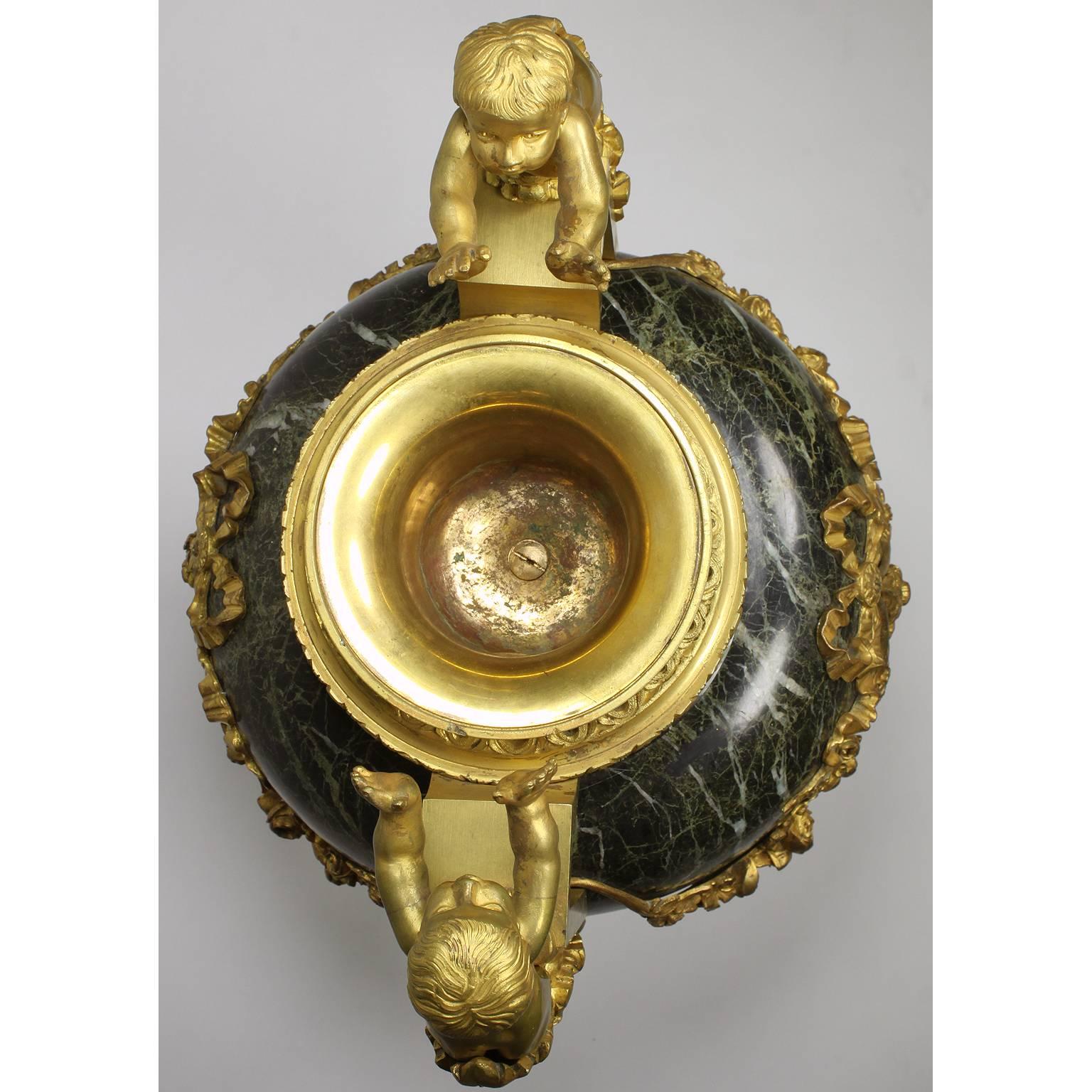 Paar Urnen aus Goldbronze und Marmor im Louis-XVI.-Stil des 19. und 20. Jahrhunderts mit Kindern im Angebot 5