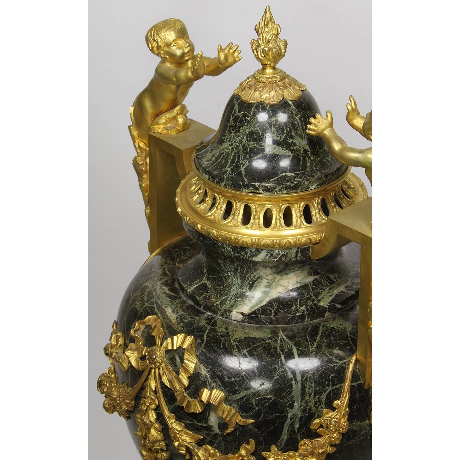Paire d'urnes de style Louis XVI du 19e-20e siècle en bronze doré et marbre avec enfants en vente 1