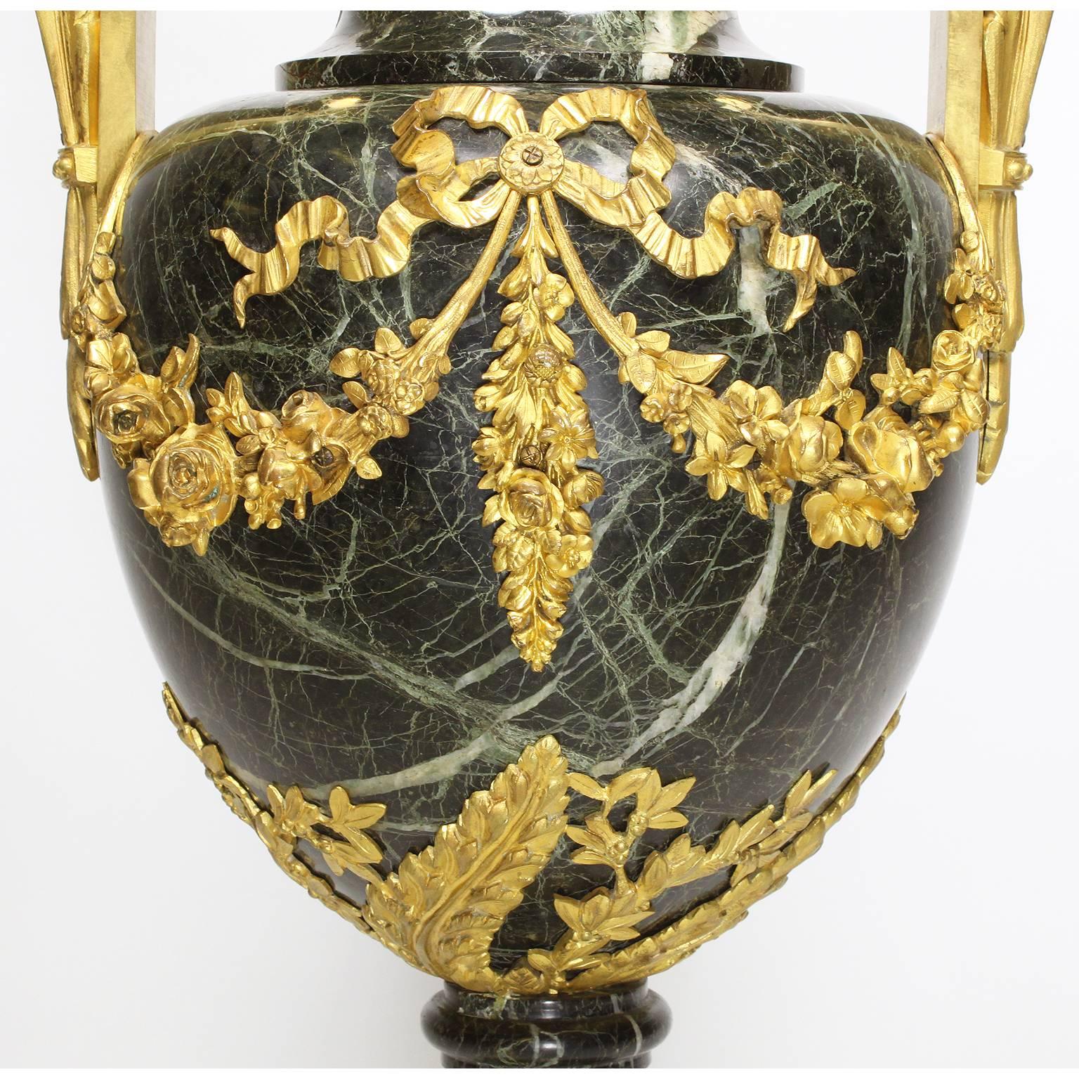 Paar Urnen aus Goldbronze und Marmor im Louis-XVI.-Stil des 19. und 20. Jahrhunderts mit Kindern im Angebot 2